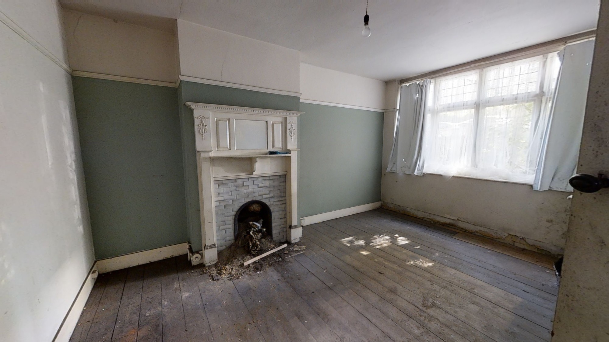32 Banstead Road, Carshalton, Surrey SM5 3NR
