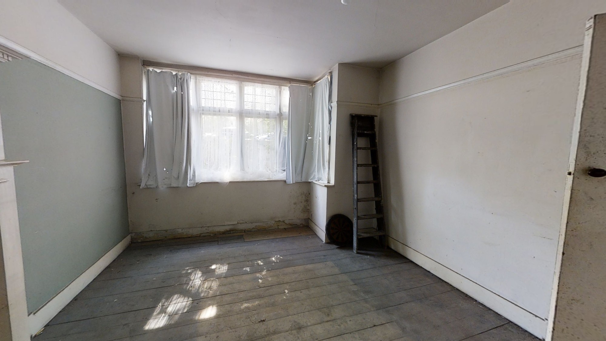 32 Banstead Road, Carshalton, Surrey SM5 3NR
