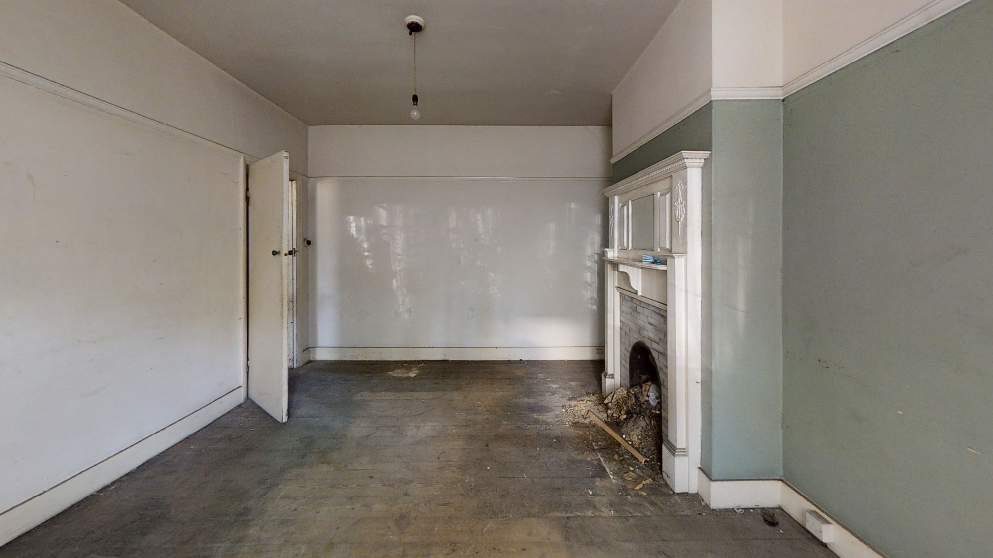 32 Banstead Road, Carshalton, Surrey SM5 3NR
