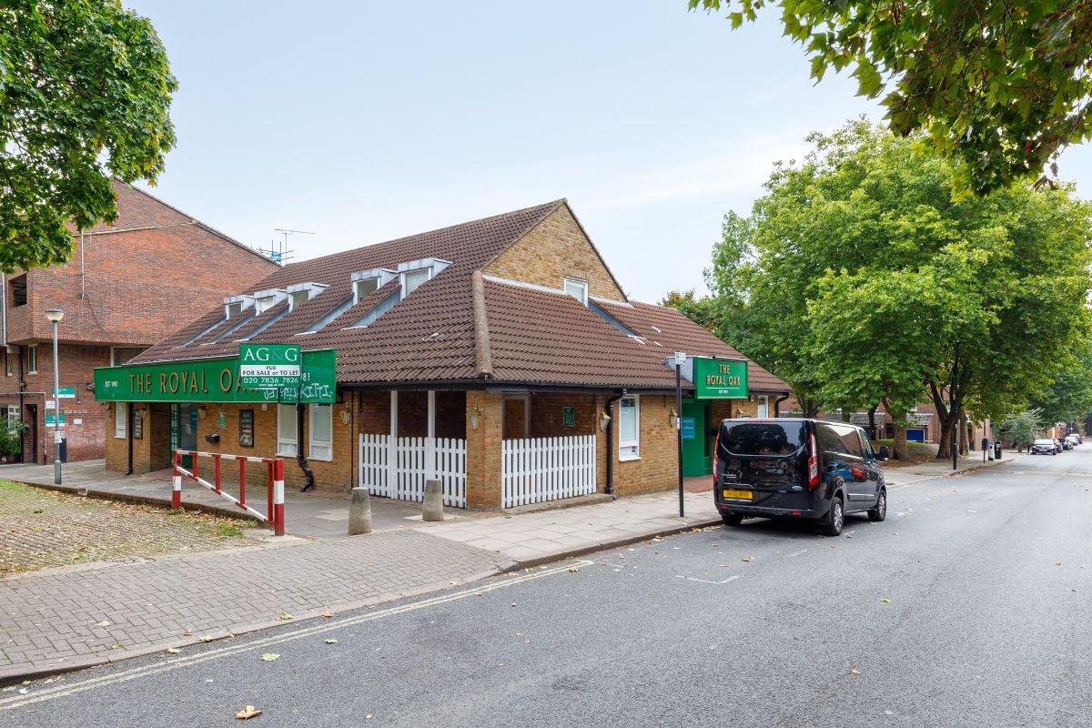 Royal Oak, 250 St Johns Way, Archway, London N19 3RJ