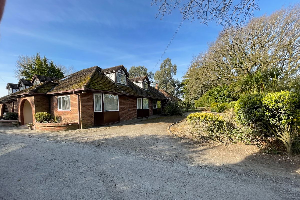 Brackenwood, Sandy Lane, Horsford, Norwich NR10 3EB