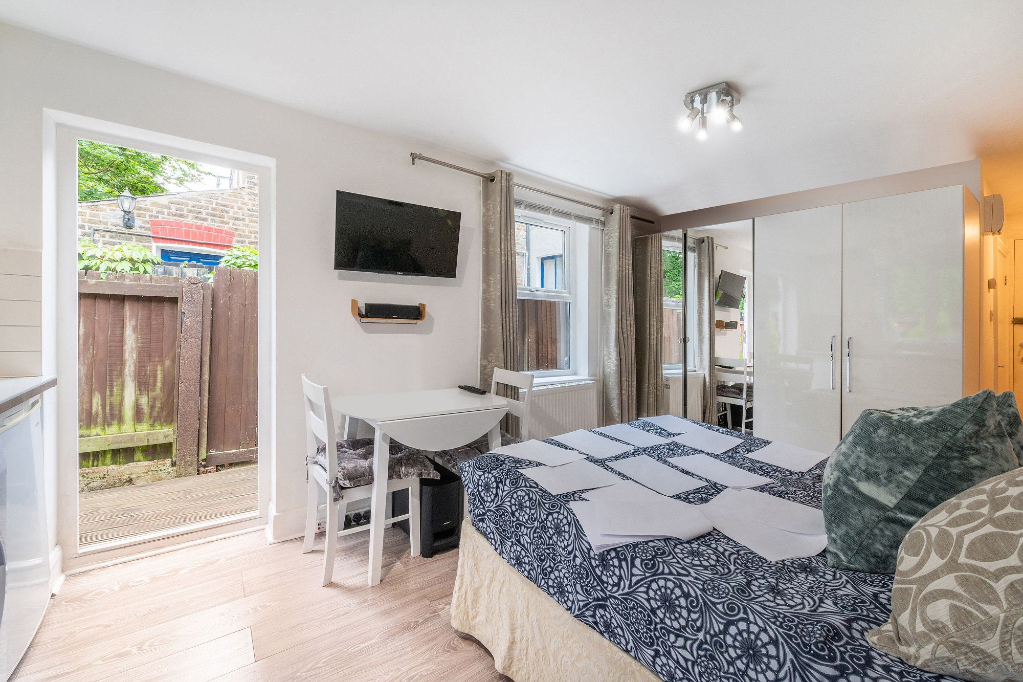 15 Oak Grove, Cricklewood, London, NW2 3LS 
