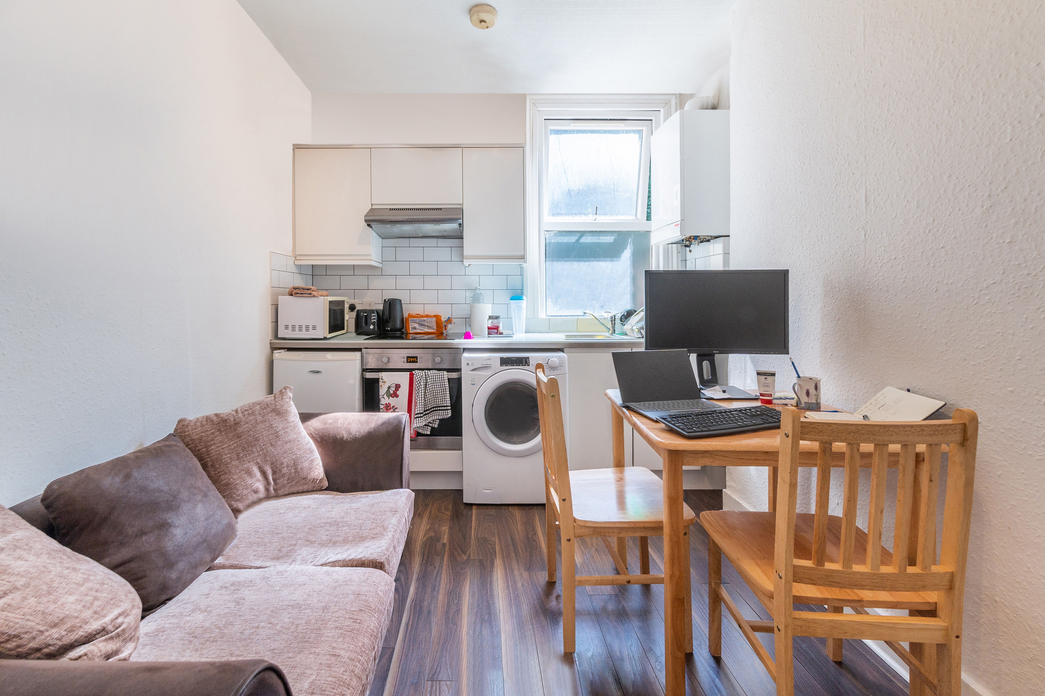 15 Oak Grove, Cricklewood, London, NW2 3LS 
