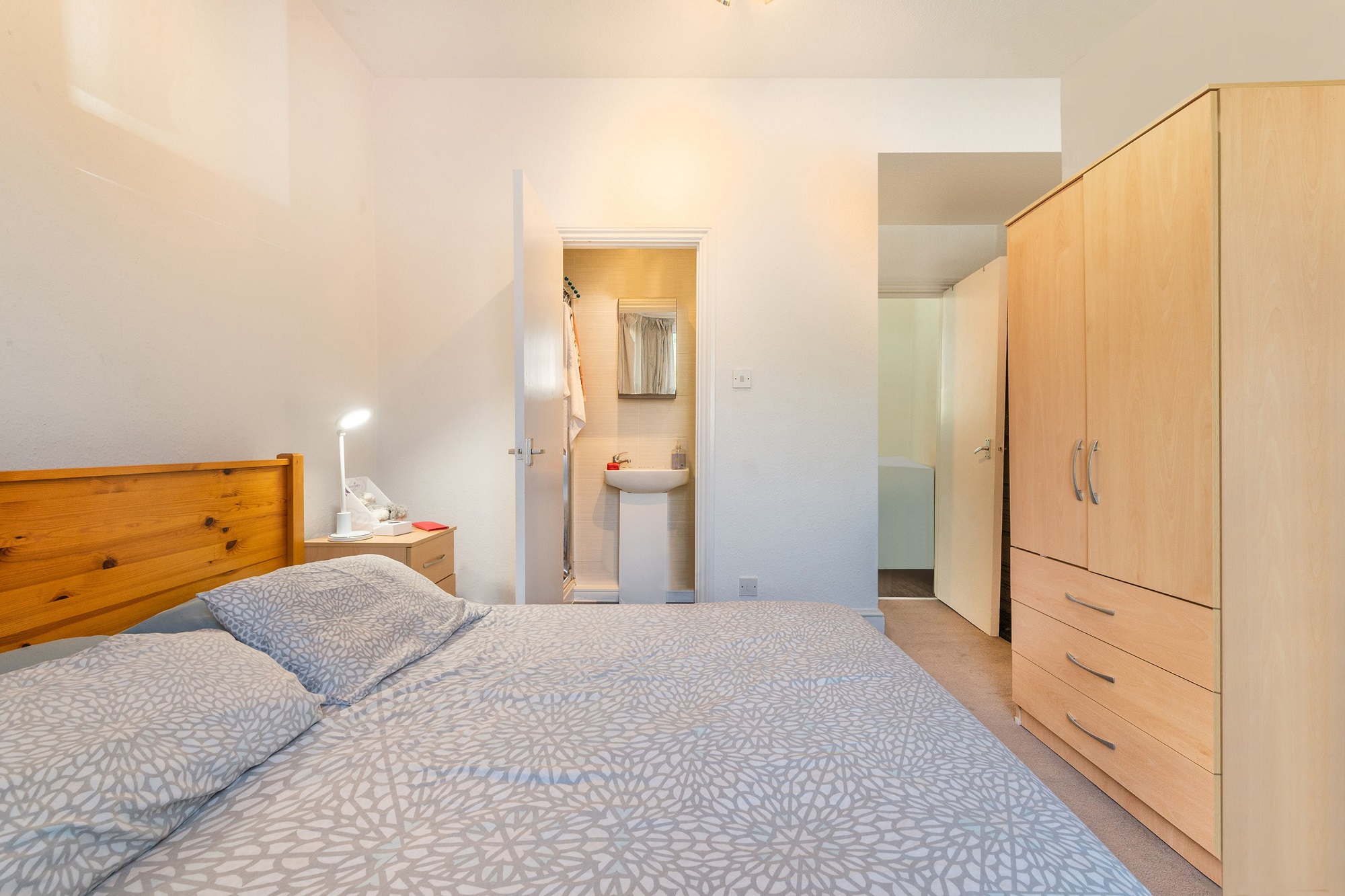 15 Oak Grove, Cricklewood, London, NW2 3LS 
