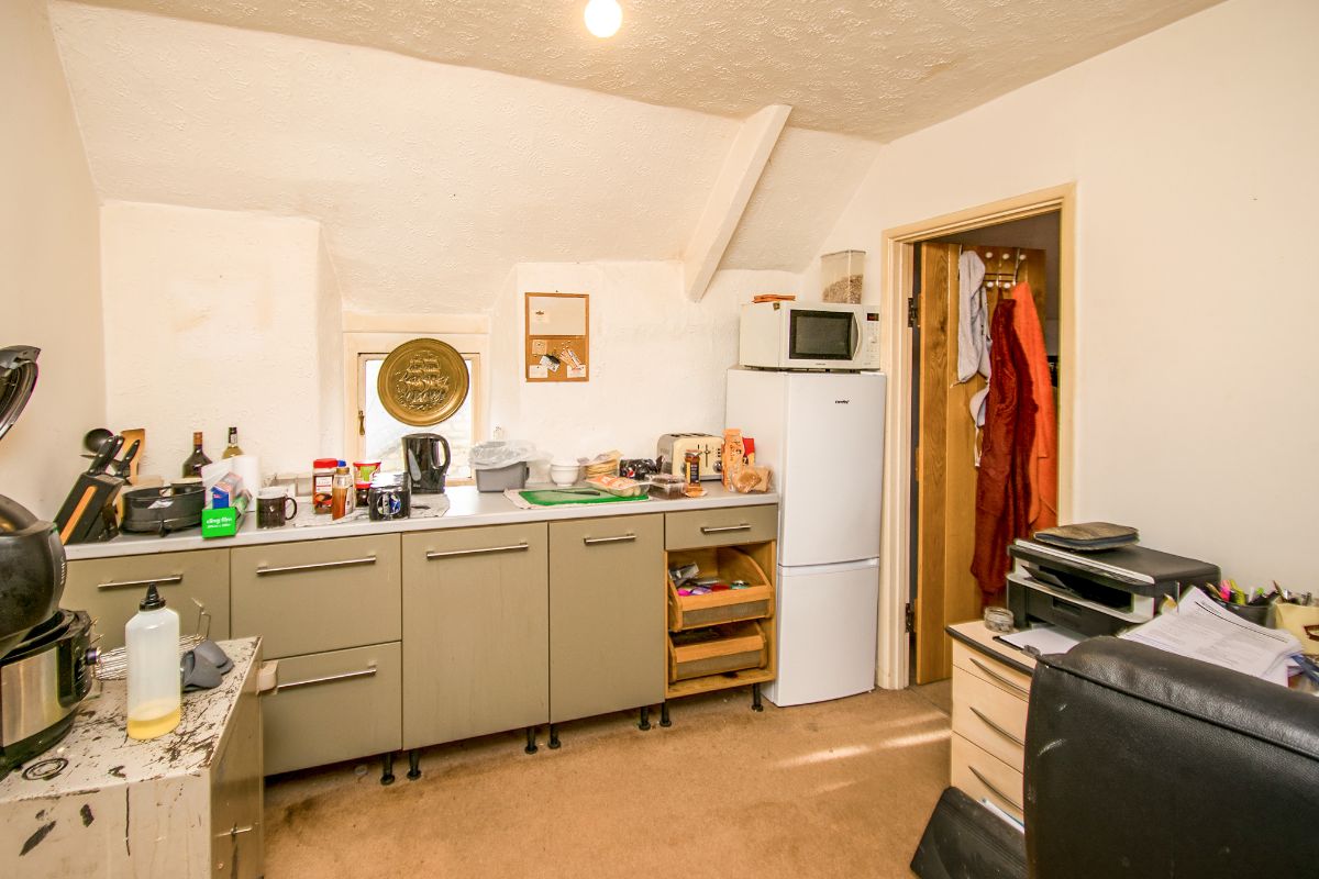 The Old Neighbourhood Inn, Midway, Chalford Hill, Stroud GL6 8EN
