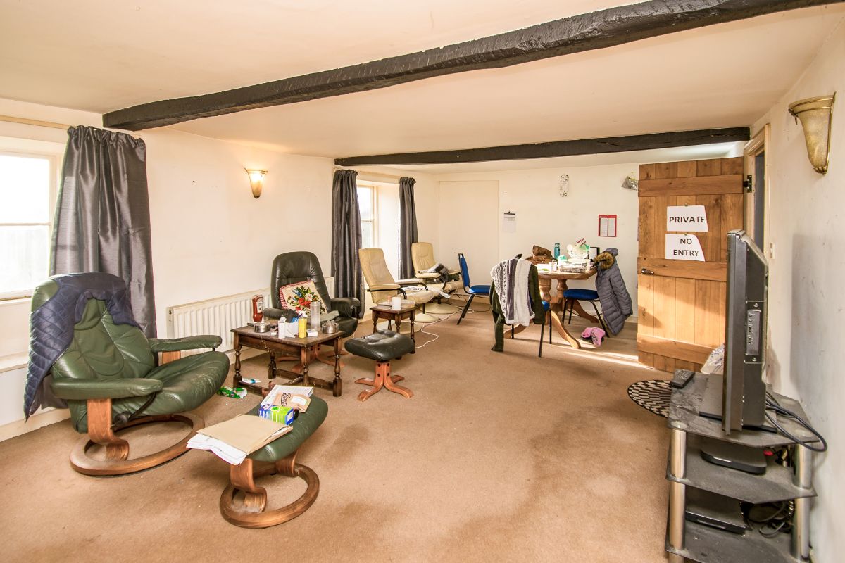The Old Neighbourhood Inn, Midway, Chalford Hill, Stroud GL6 8EN
