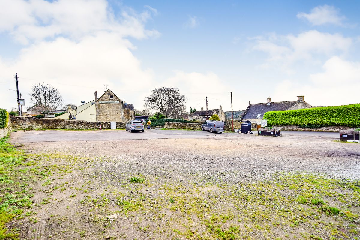 The Old Neighbourhood Inn, Midway, Chalford Hill, Stroud GL6 8EN
