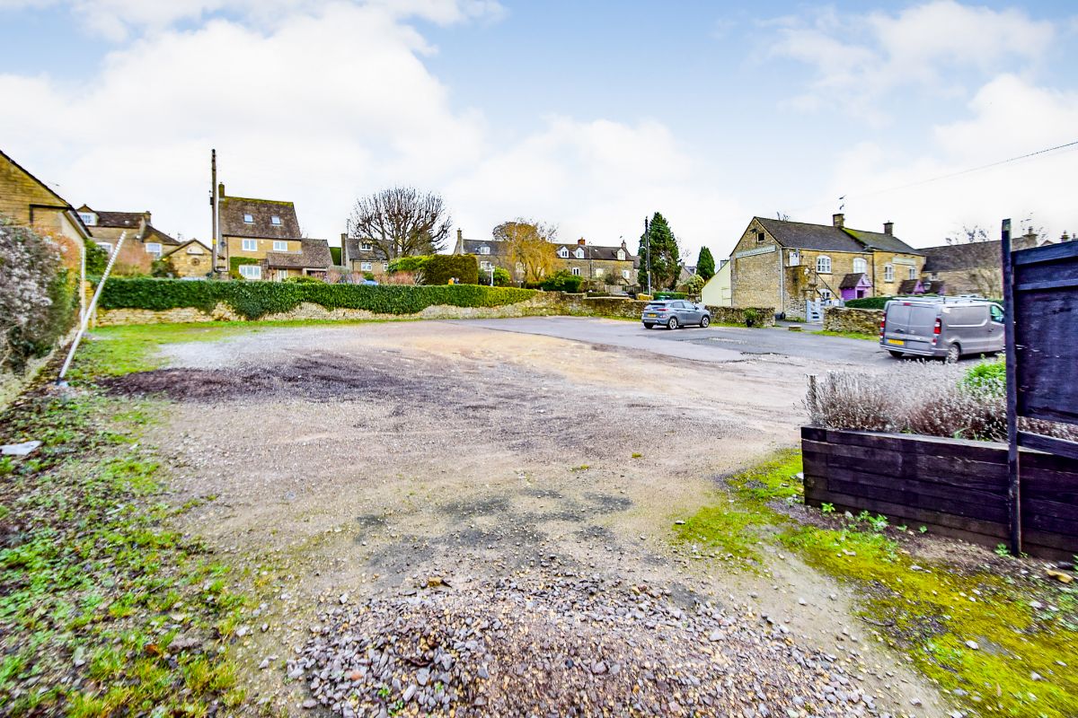 The Old Neighbourhood Inn, Midway, Chalford Hill, Stroud GL6 8EN
