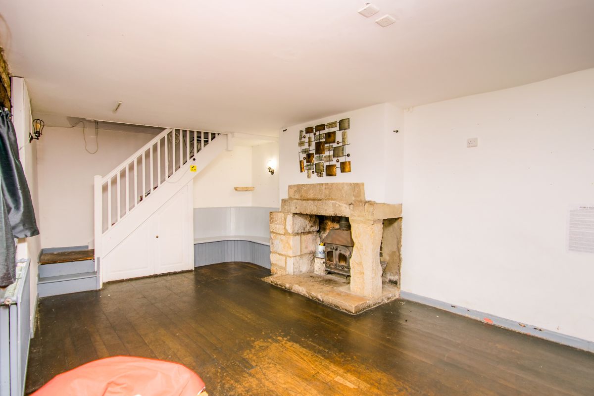 The Old Neighbourhood Inn, Midway, Chalford Hill, Stroud GL6 8EN
