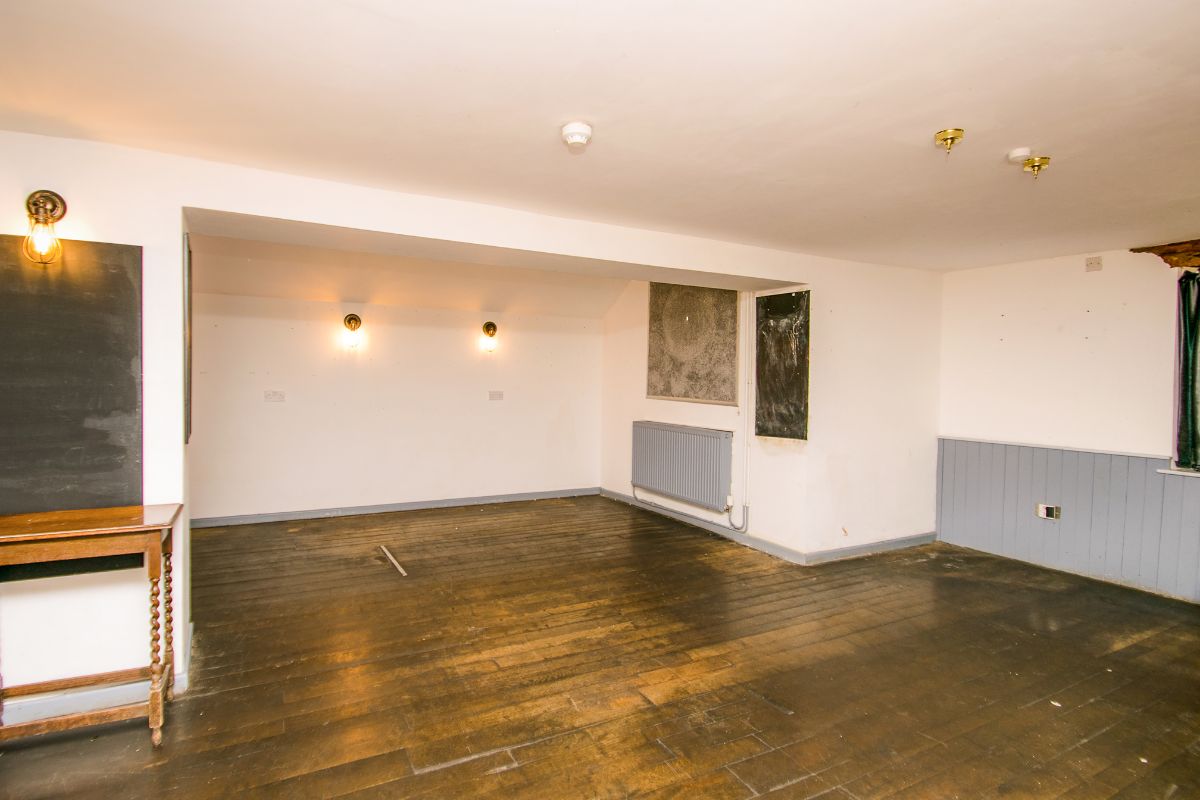 The Old Neighbourhood Inn, Midway, Chalford Hill, Stroud GL6 8EN
