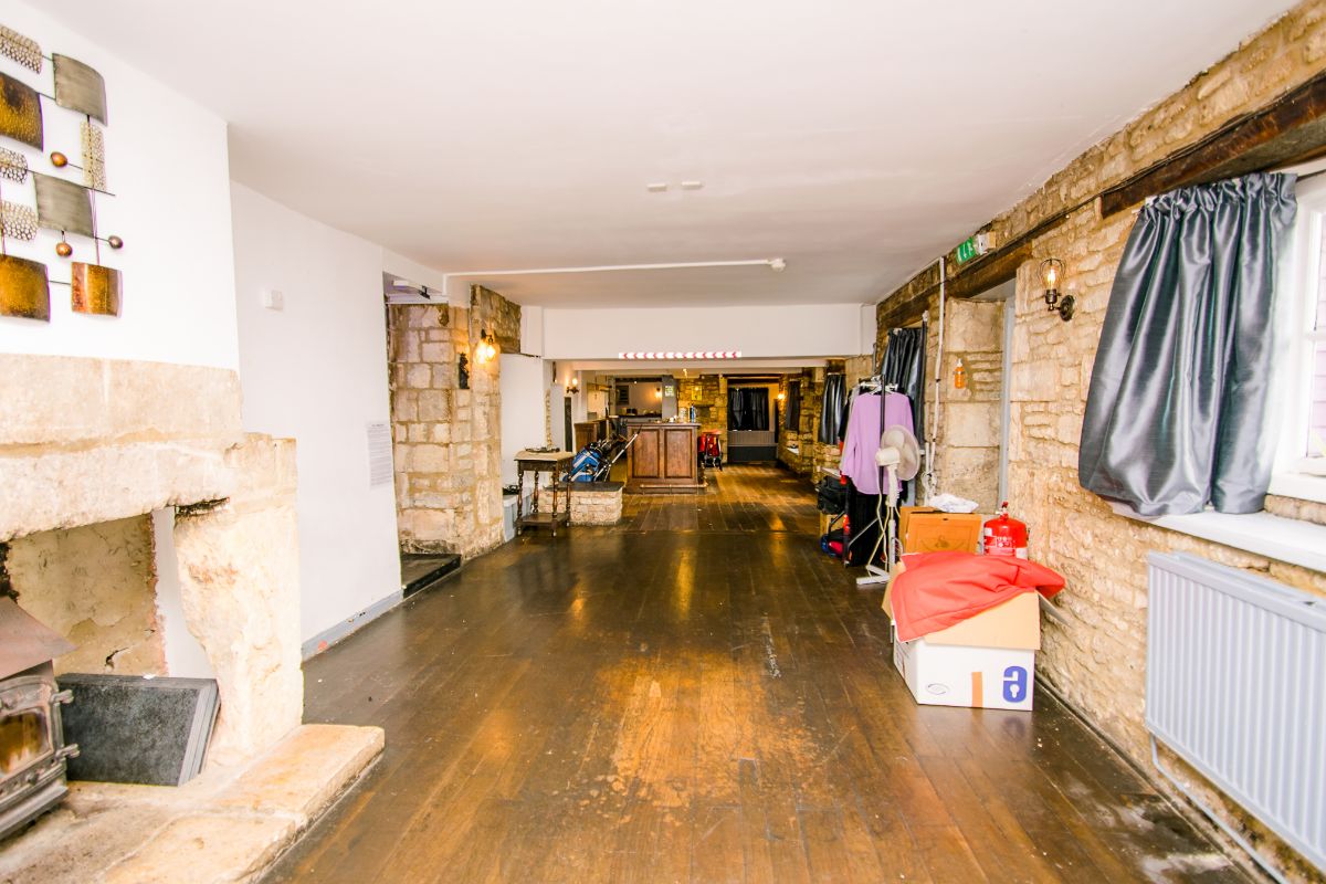 The Old Neighbourhood Inn, Midway, Chalford Hill, Stroud GL6 8EN
