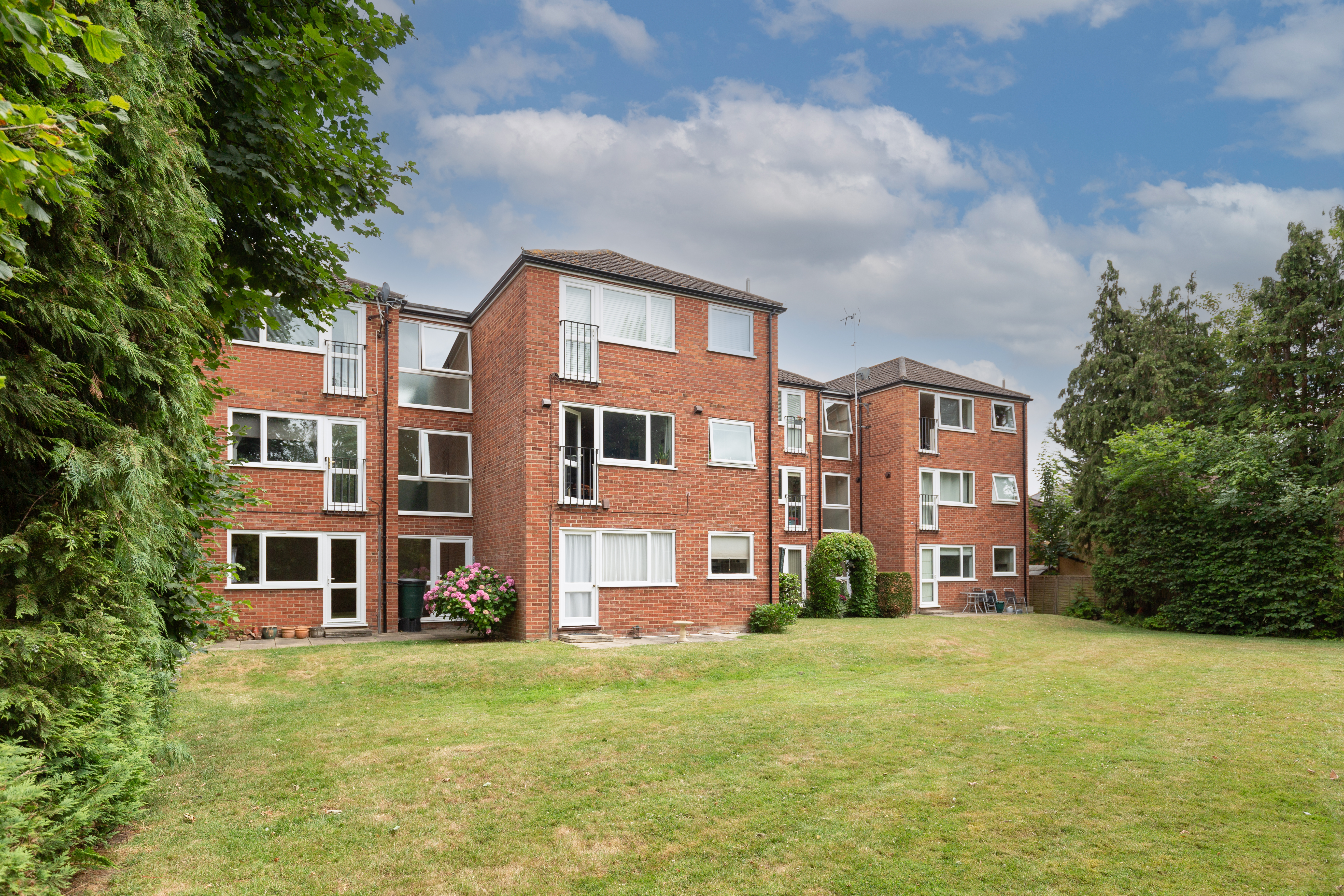8 Blatchford Court, Hersham Road, Walton-on-Thames, Surrey, KT12 1LA