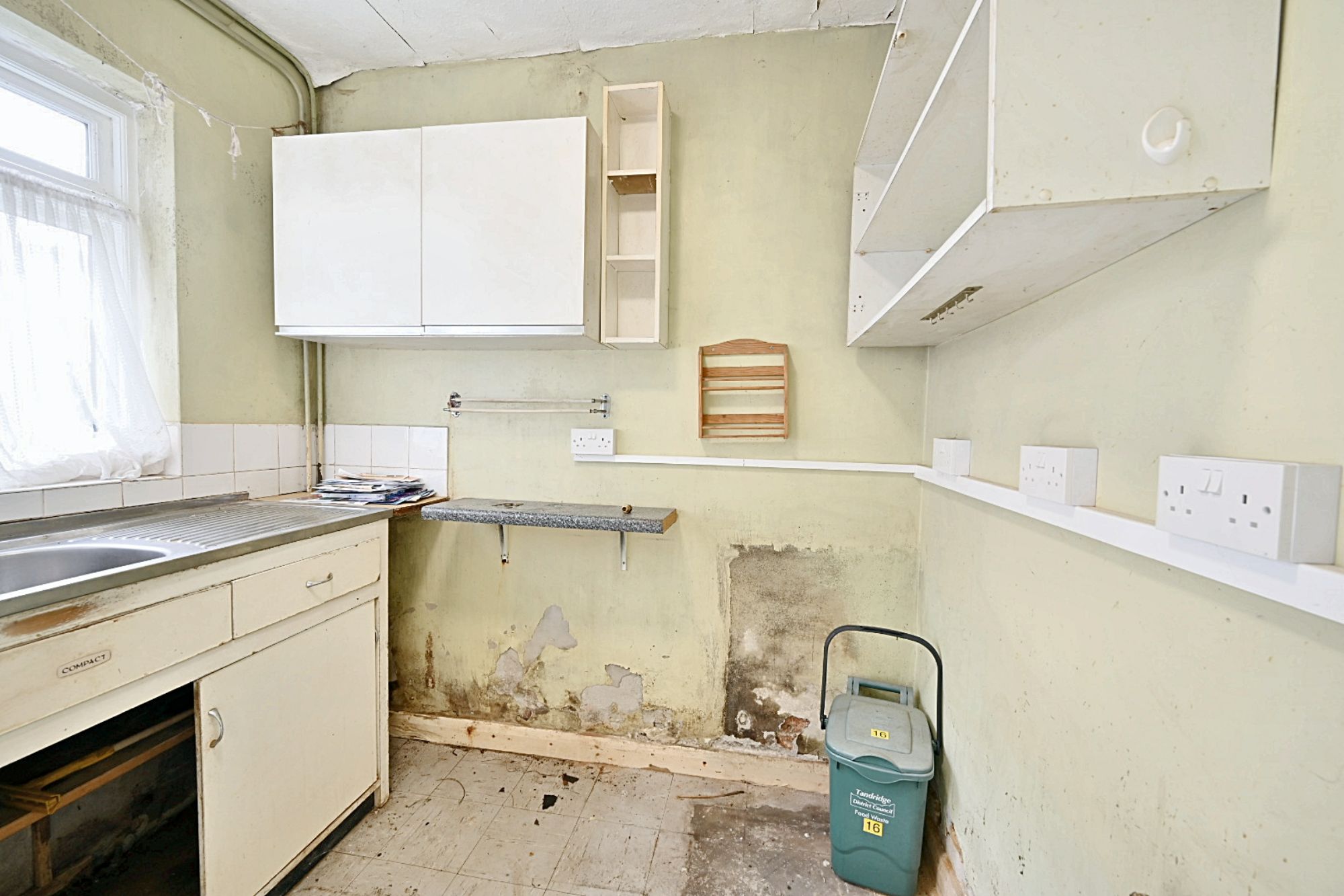 16 Trindles Road, South Nutfield, Surrey, RH1 4JN