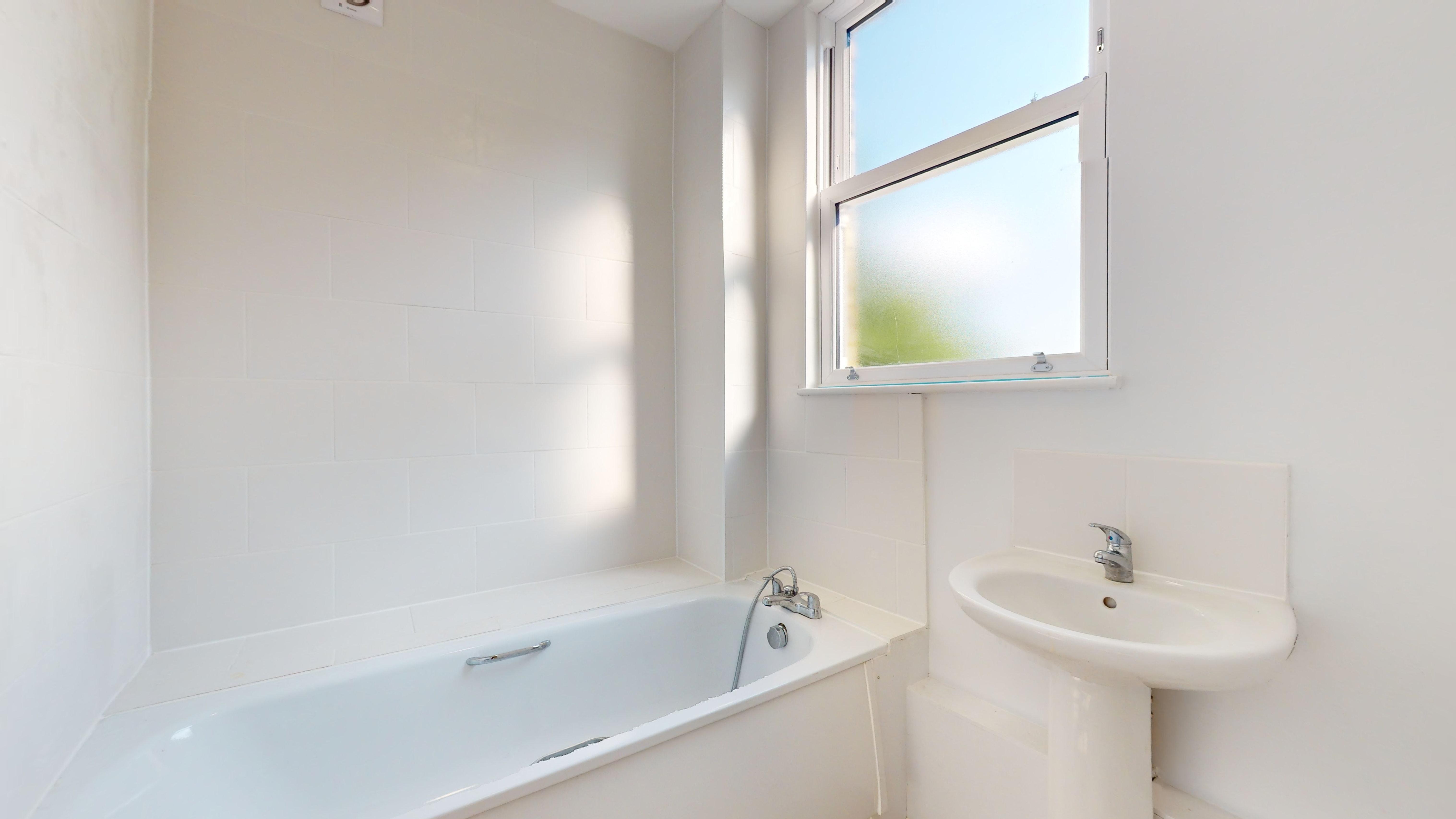 Flat B, 1 Wyndham Crescent, Tufnell Park, London, N19 5QJ