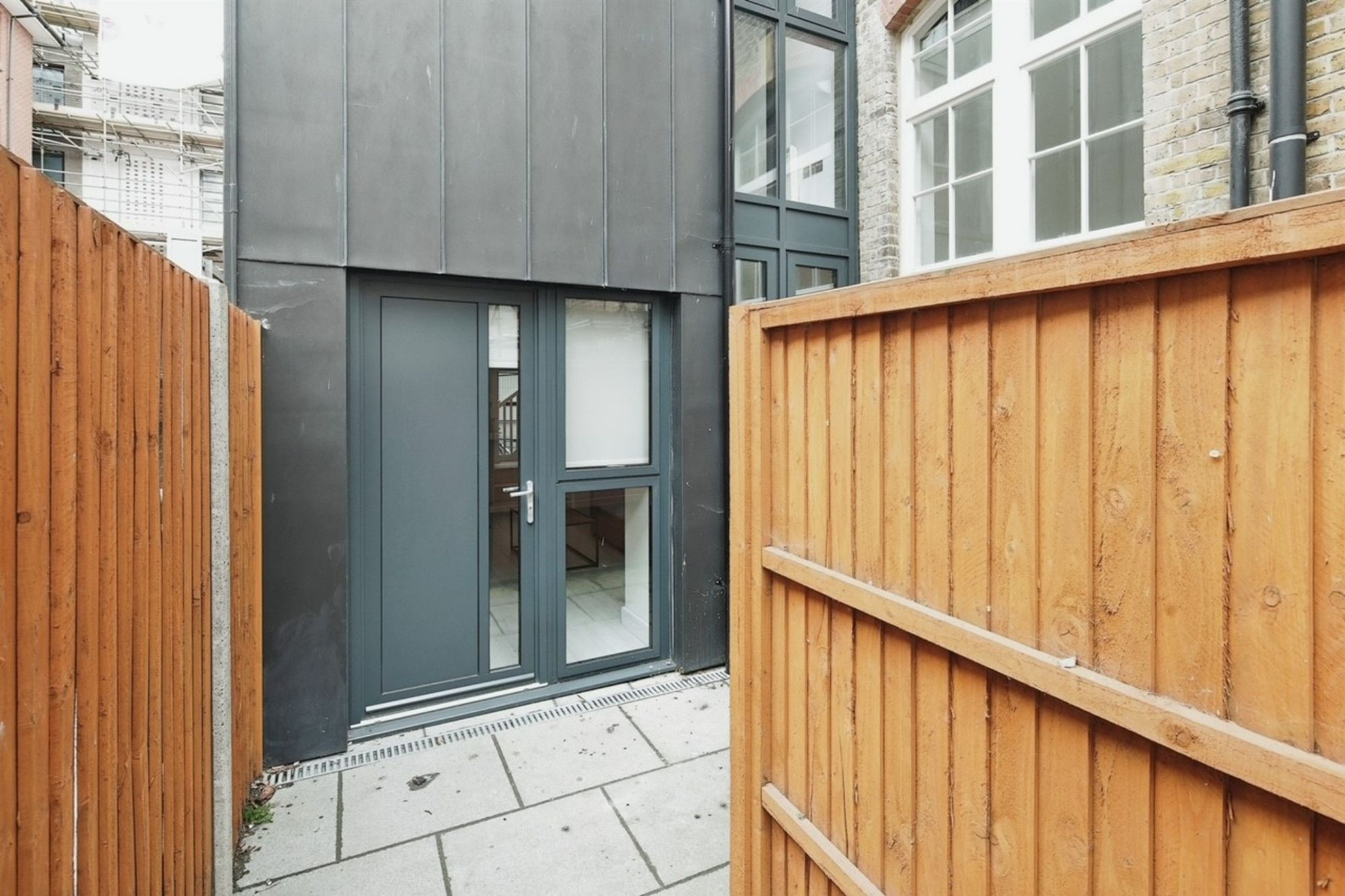 Flat 4 Gloucester Building, Trafalgar Court, Brighton BN1 4FB