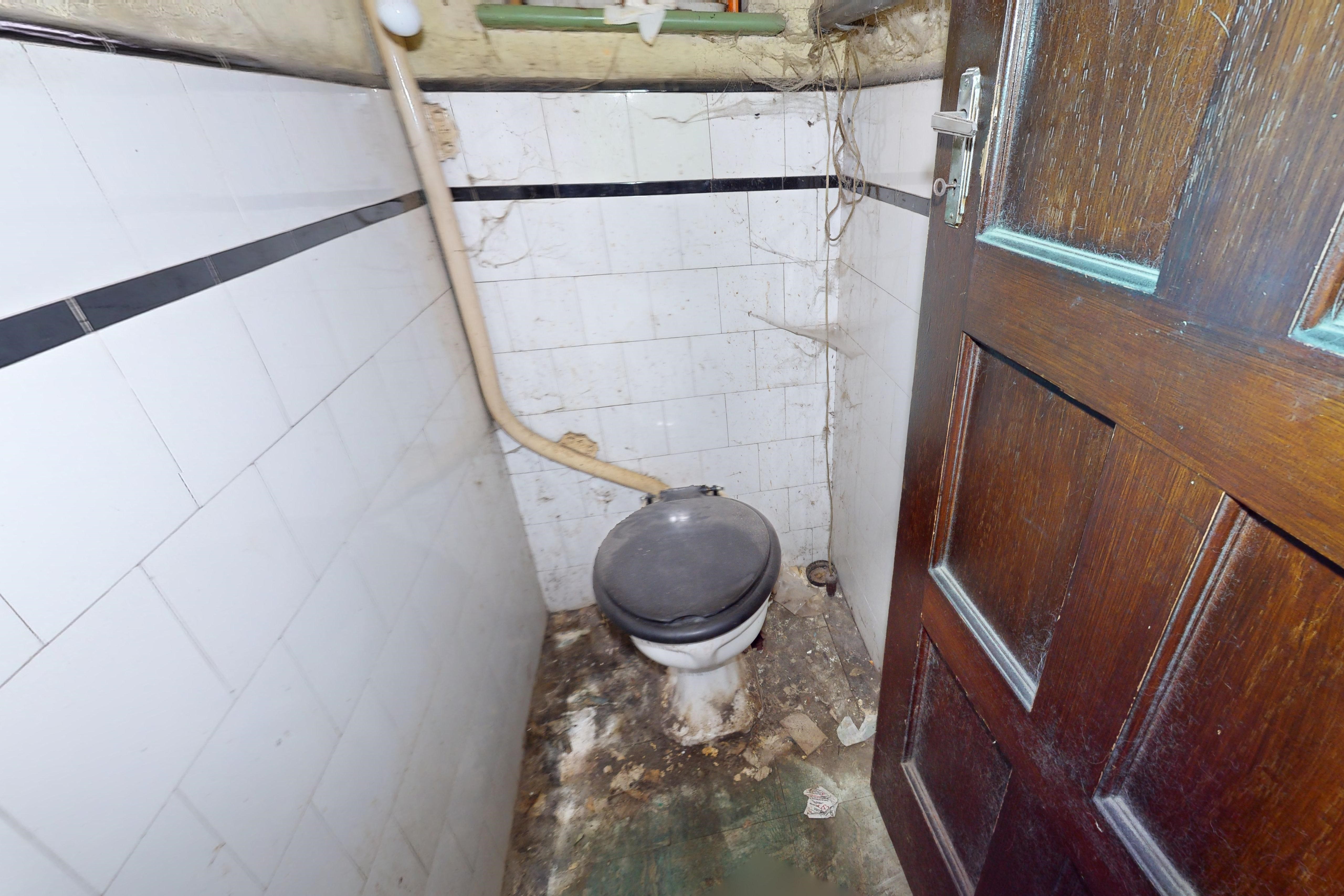 18 Blandford Avenue, Twickenham, Middlesex, TW2 6HS