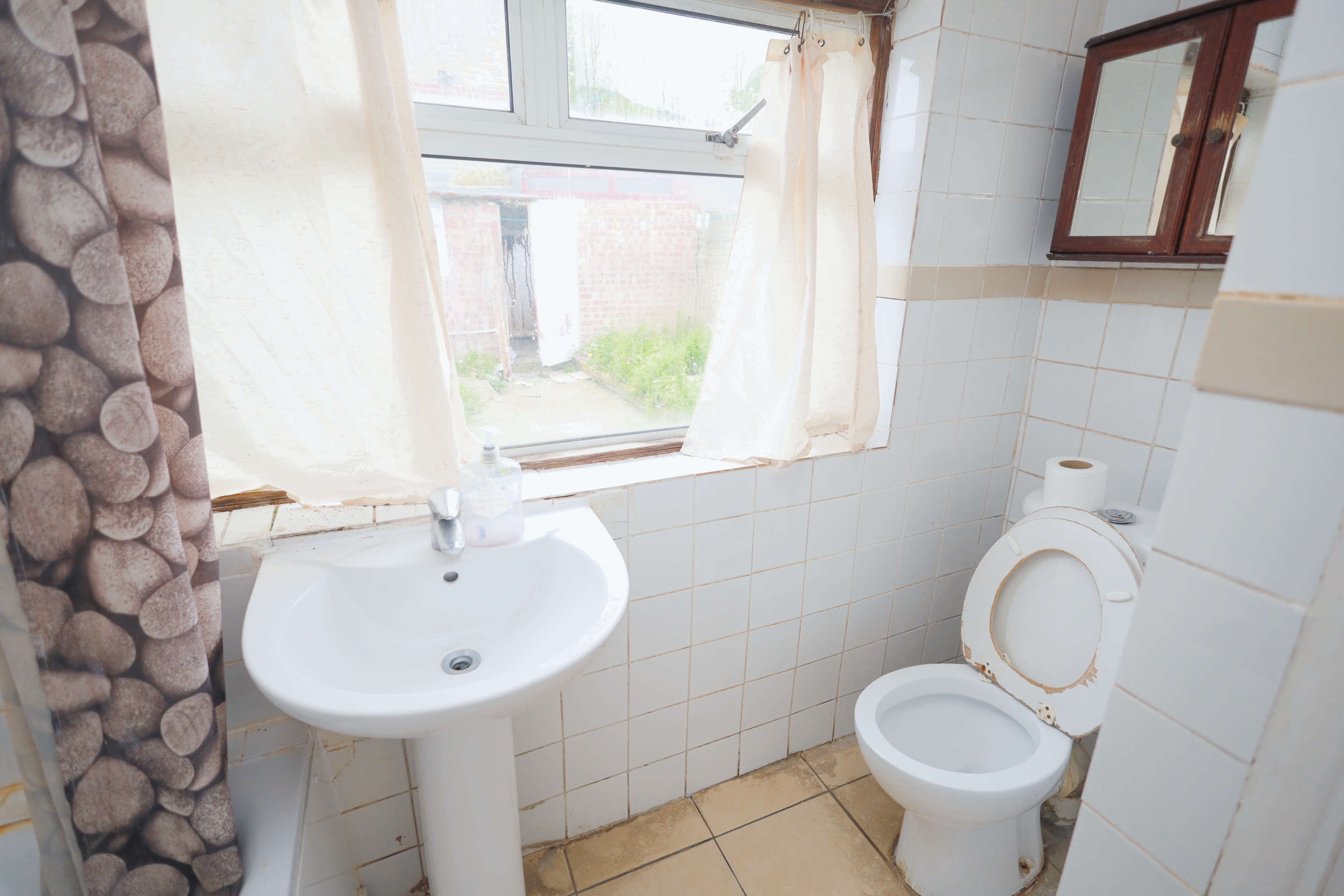 48 Pulleyns Avenue, East Ham, London E6 3LZ