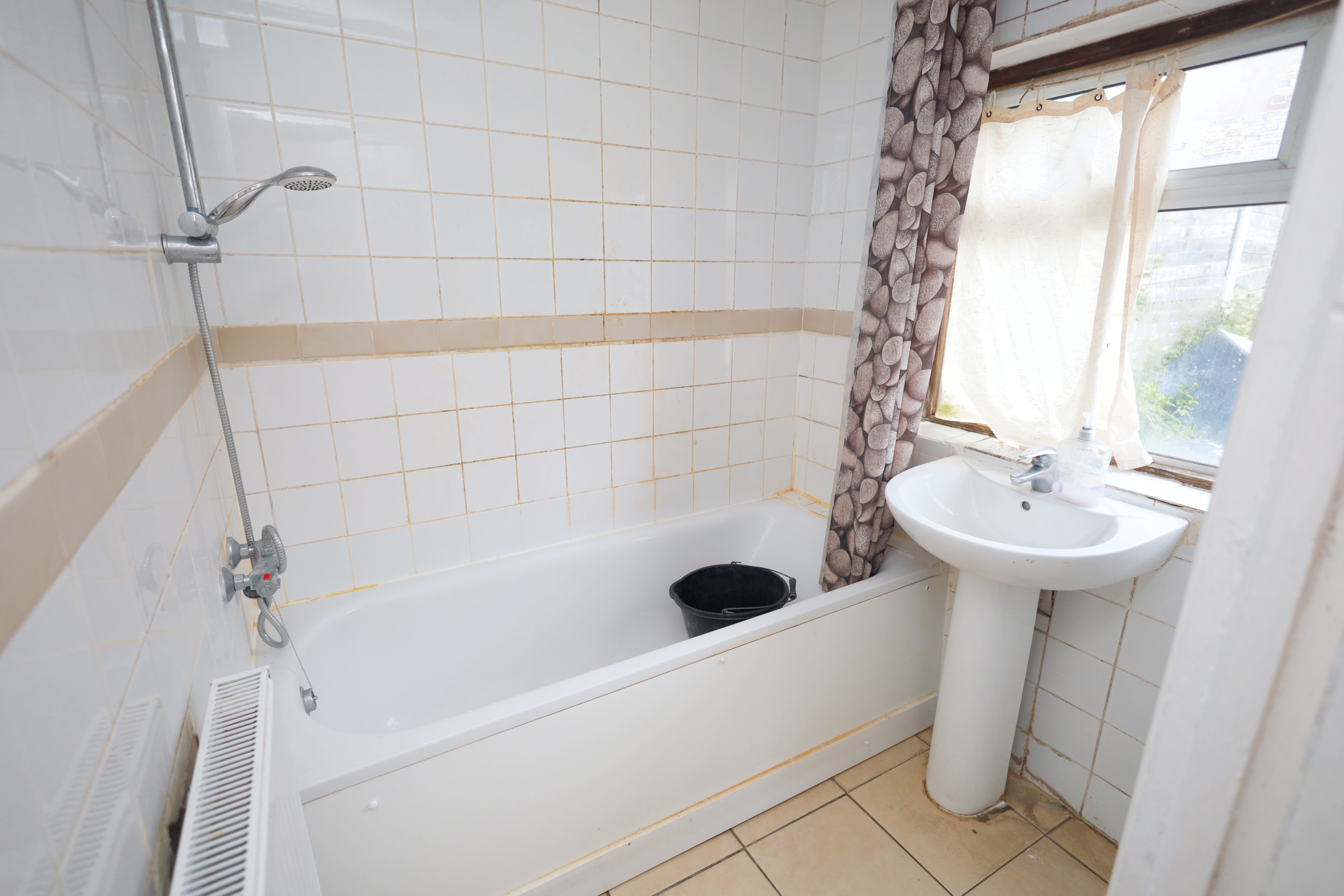 48 Pulleyns Avenue, East Ham, London E6 3LZ