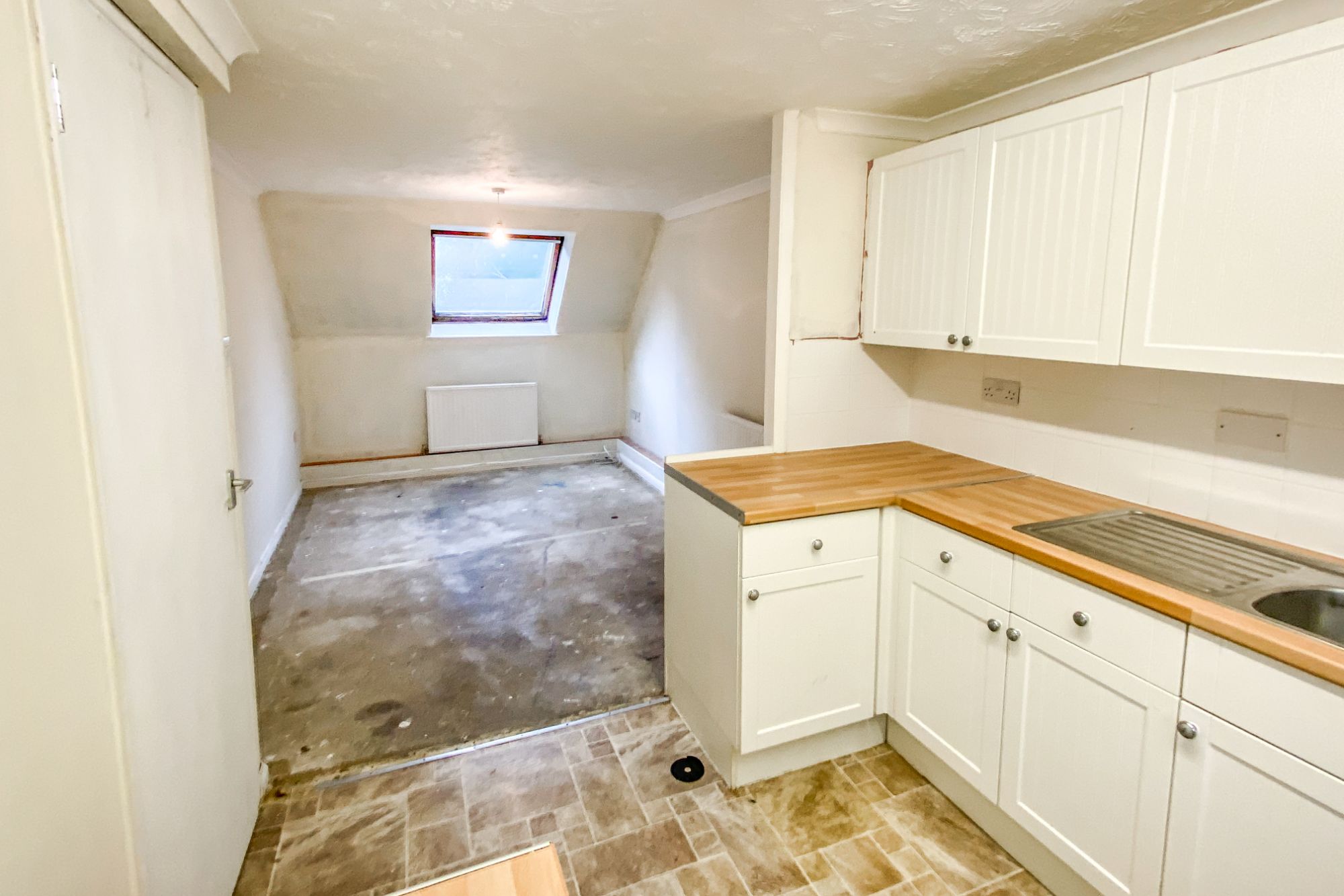 Flat 41 Atholl Court & Garage G28, Kingsway Gardens, Andover, SP10 4BB