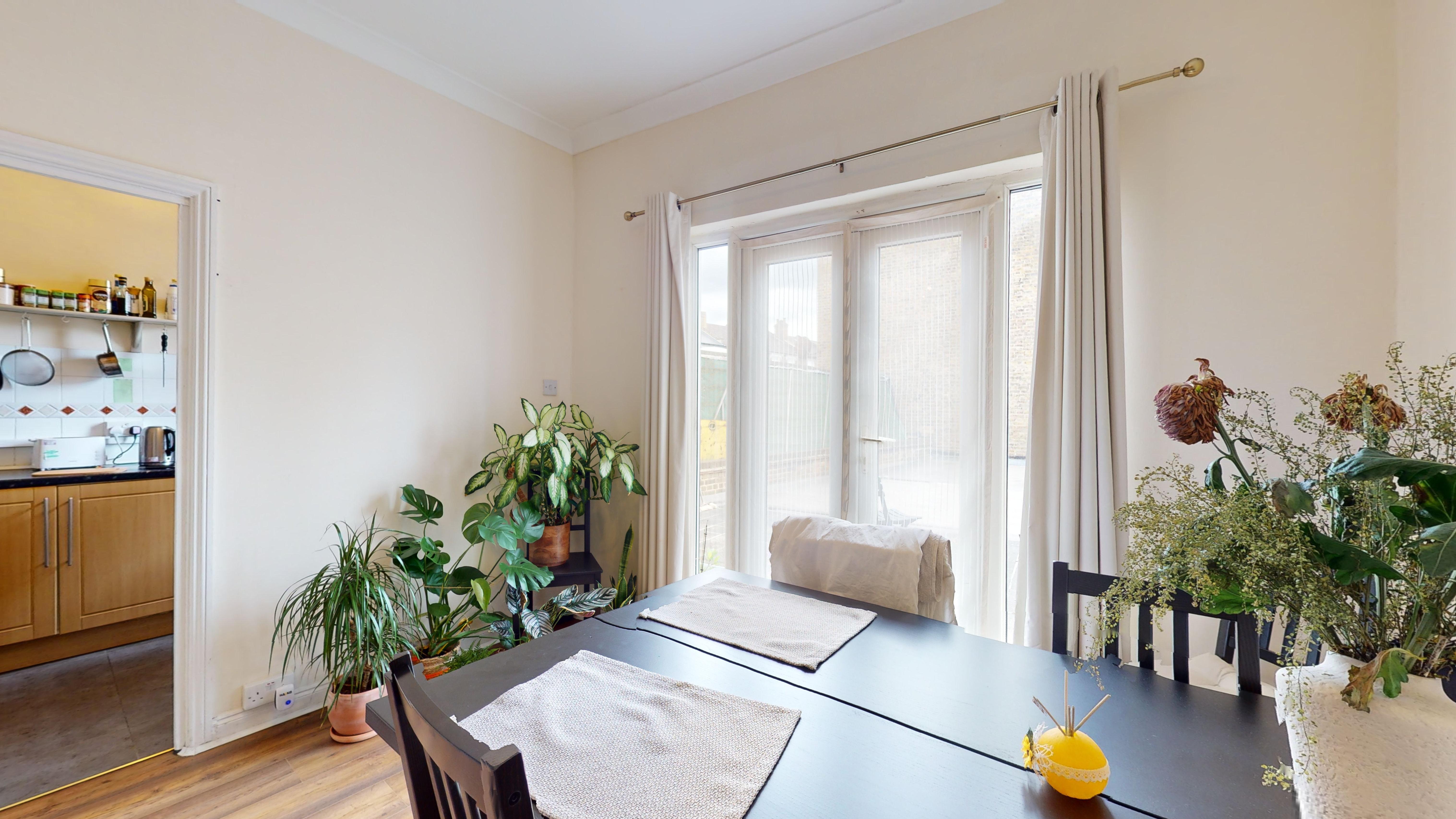 Flat A, 6 Blackstock Road, Finsbury Park, London N4 2DL
