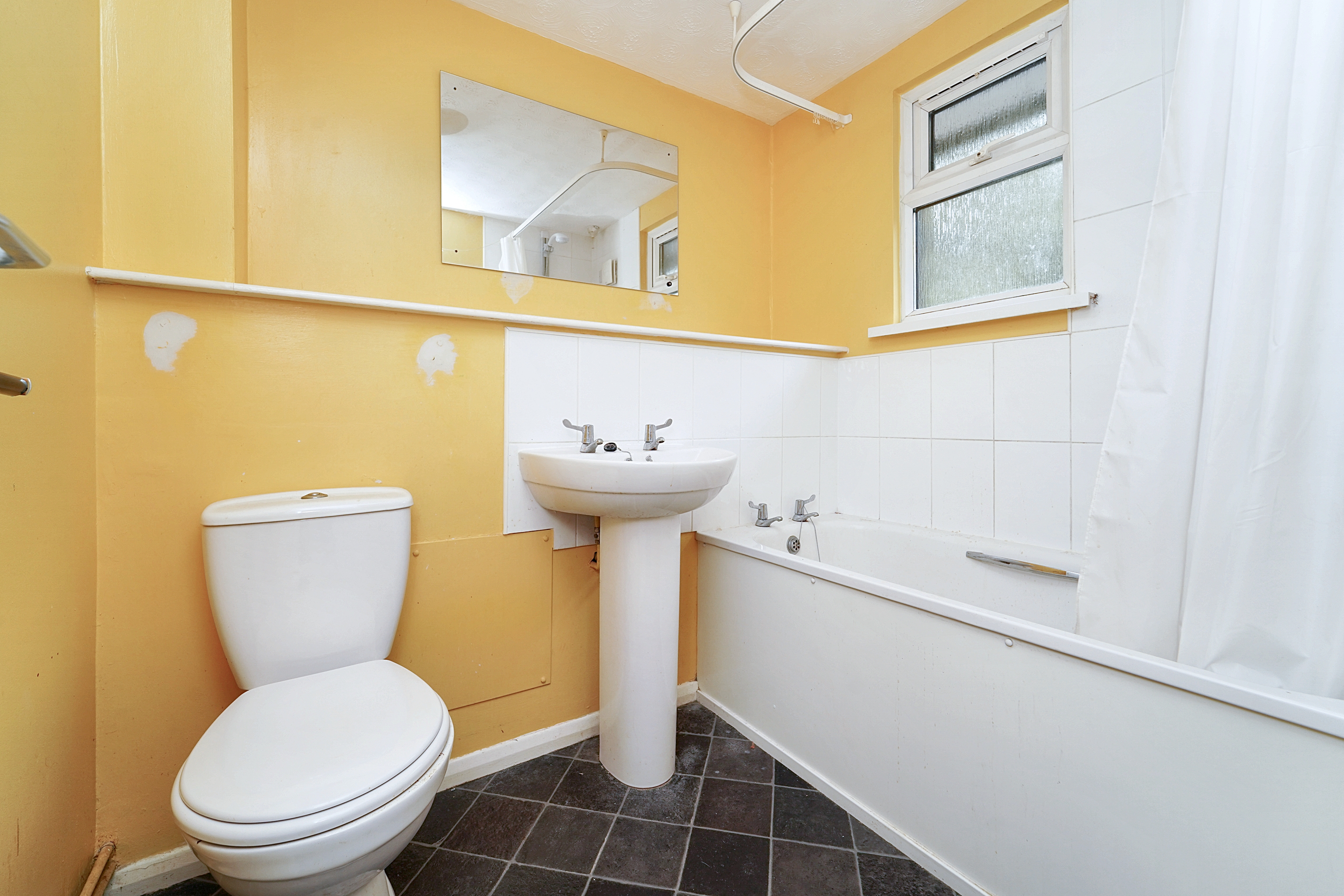 Flat 39 Atholl Court and Garage No 26, Kingsway Gardens, Andover, SP10 4BB
