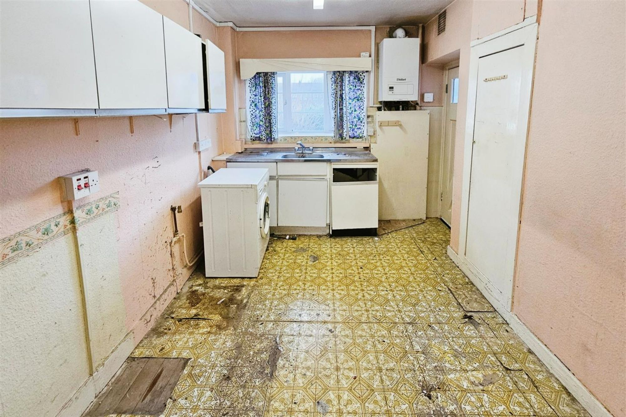 24 Whittington Court, Alymer Road,  East Finchley, London N2 0BT