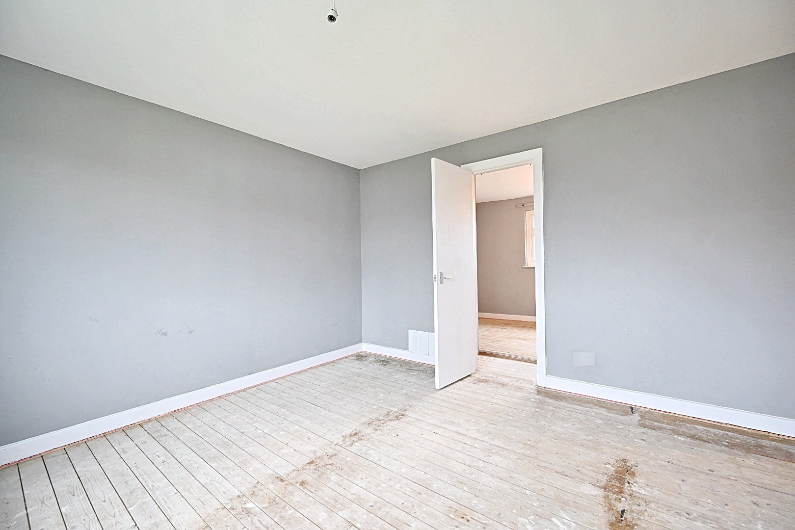 2 Ramsey Close, Horley, Surrey  RH6 8RE