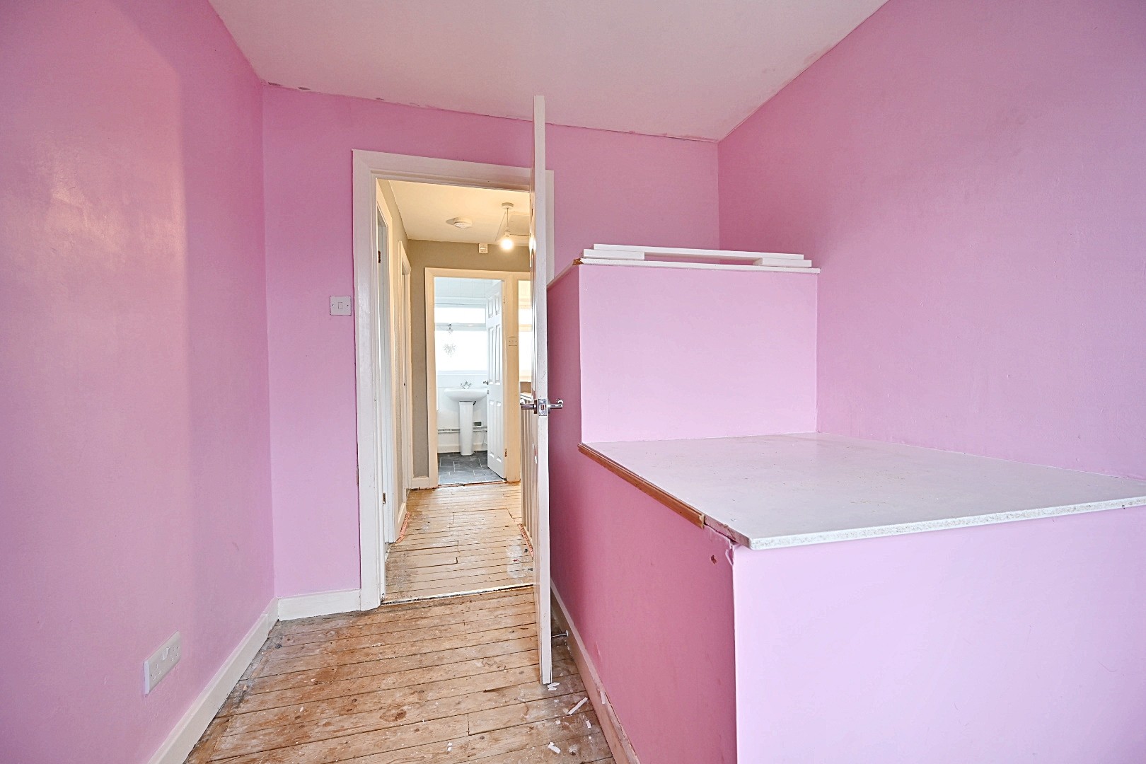 2 Ramsey Close, Horley, Surrey  RH6 8RE