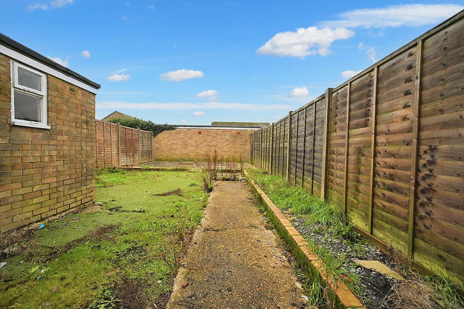 2 Ramsey Close, Horley, Surrey  RH6 8RE