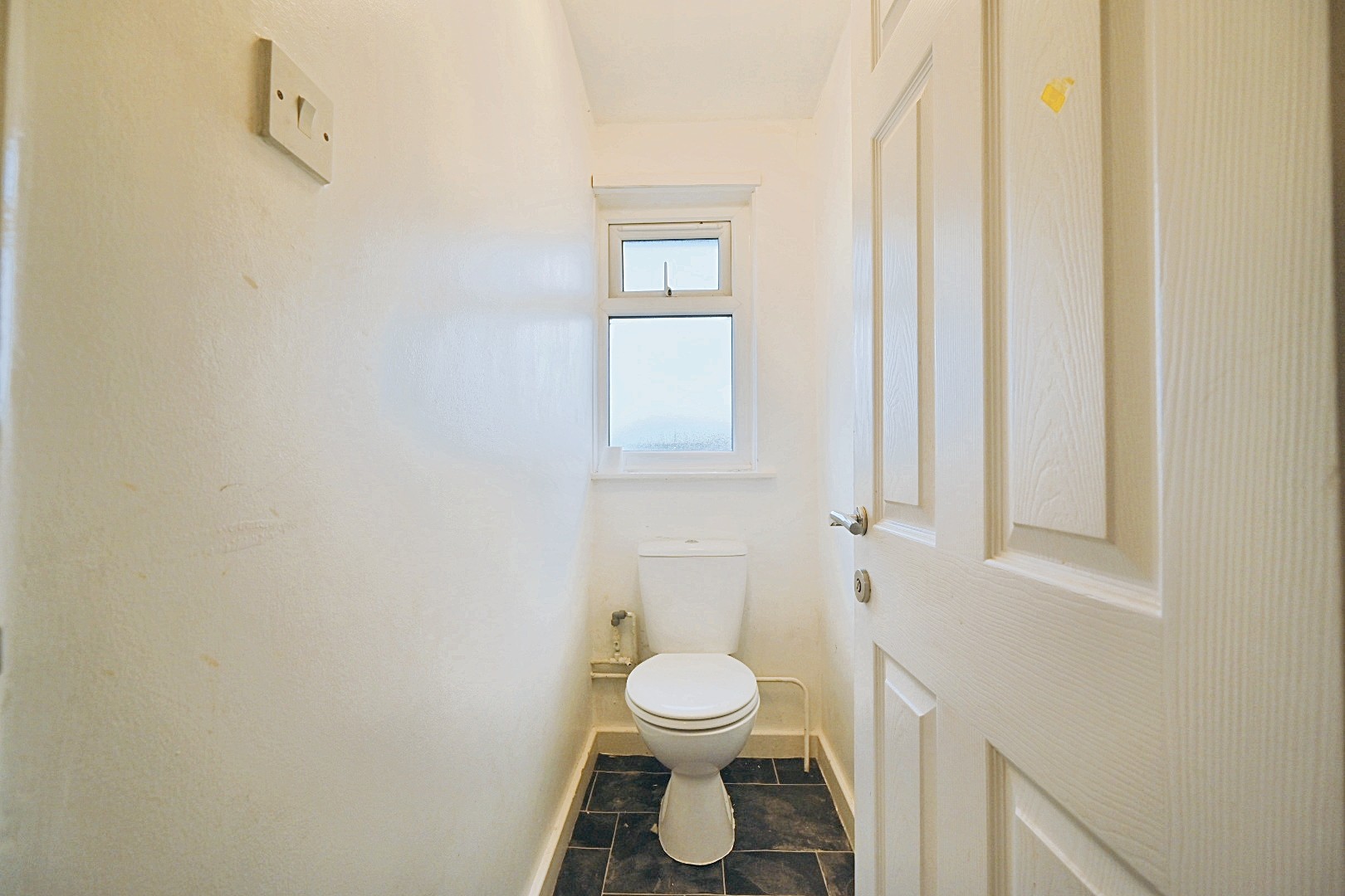 2 Ramsey Close, Horley, Surrey  RH6 8RE