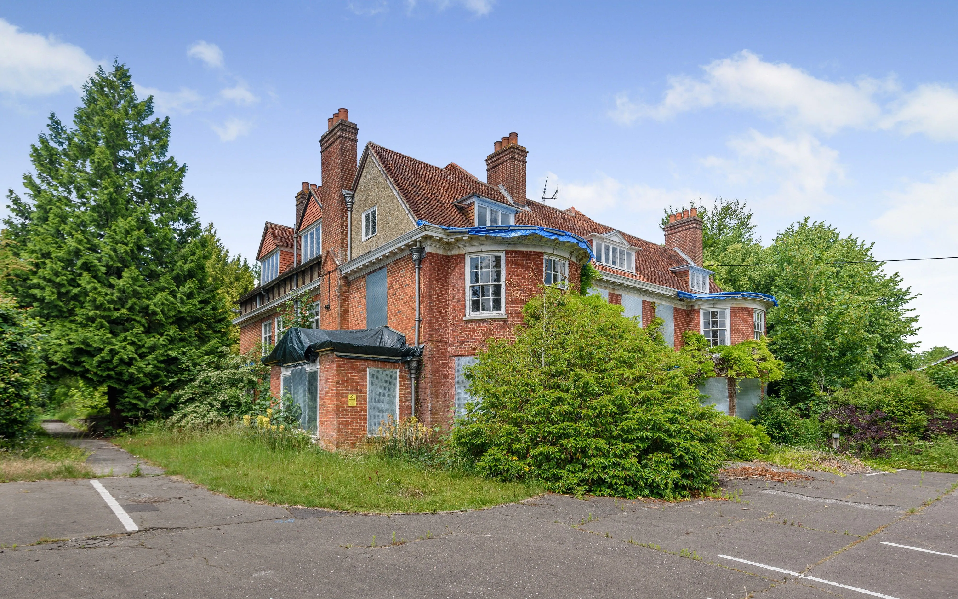 Kings Worthy House & Kings Worthy Court, London Road, Kings Worthy, Winchester, Hampshire, SO23 7QA