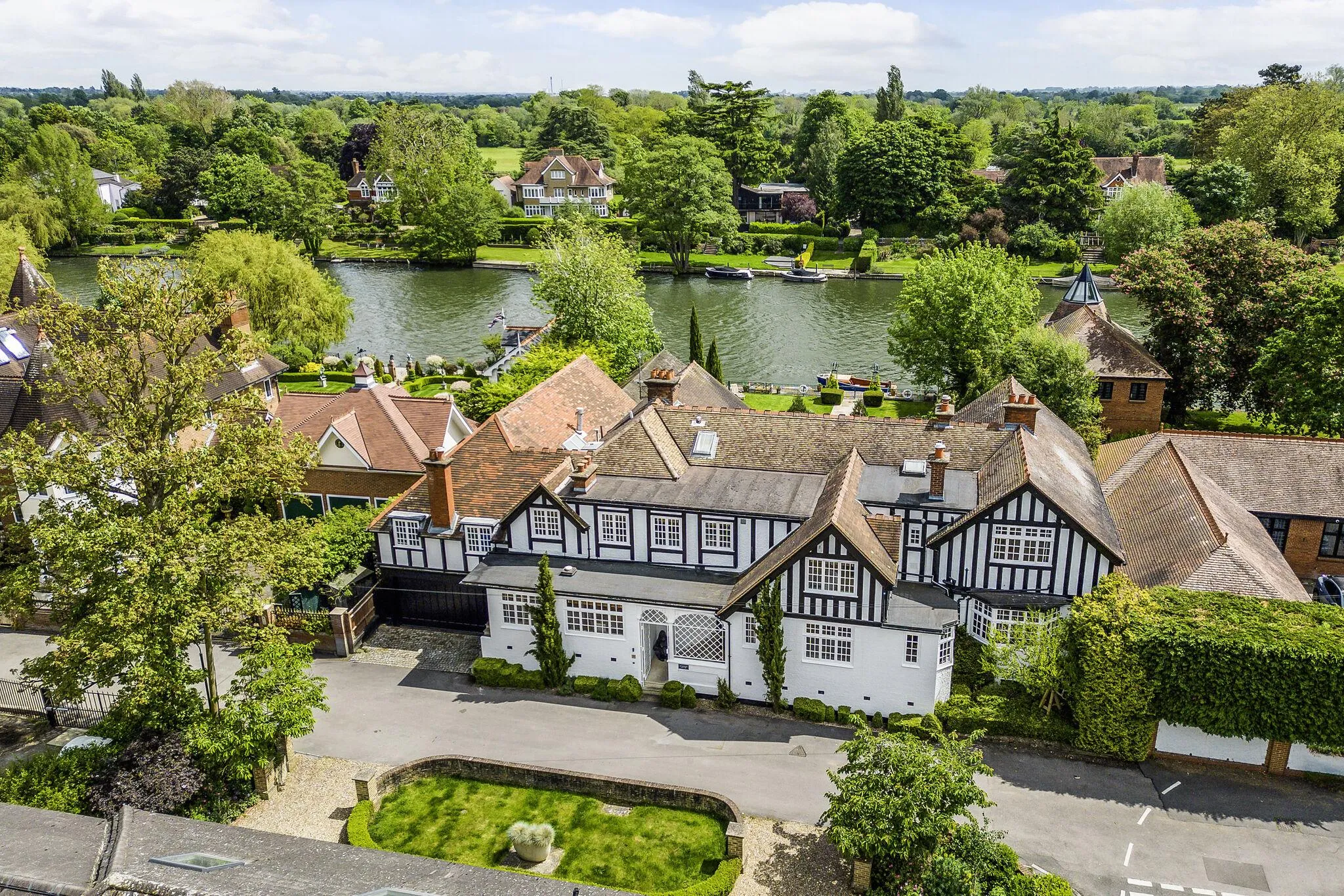 Doannee House, Fishery Road, Bray, Berkshire, SL6 1UN