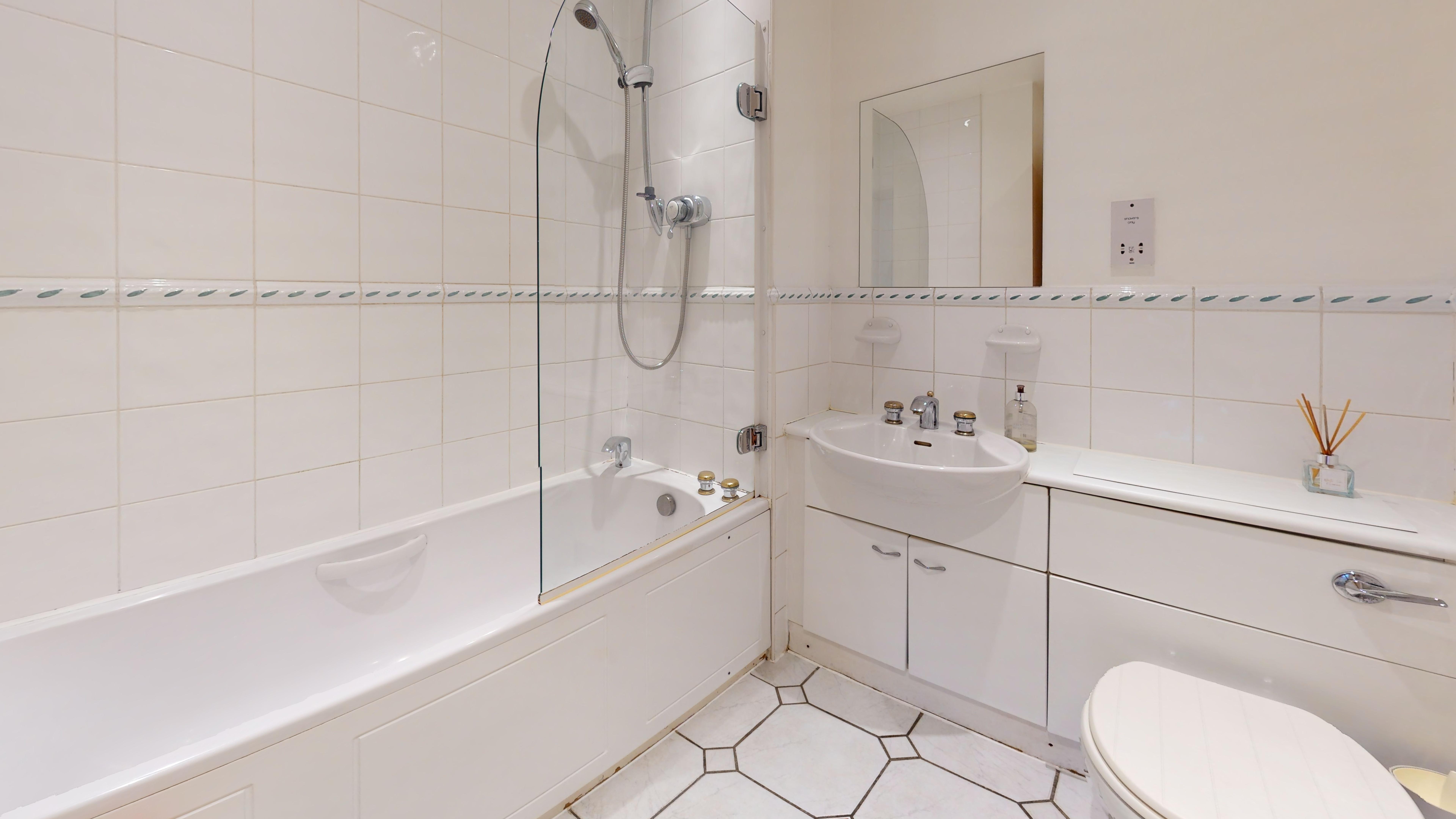 Flat 254 Berglen Court, 7 Branch Road, Canary Wharf, London, E14 7JZ