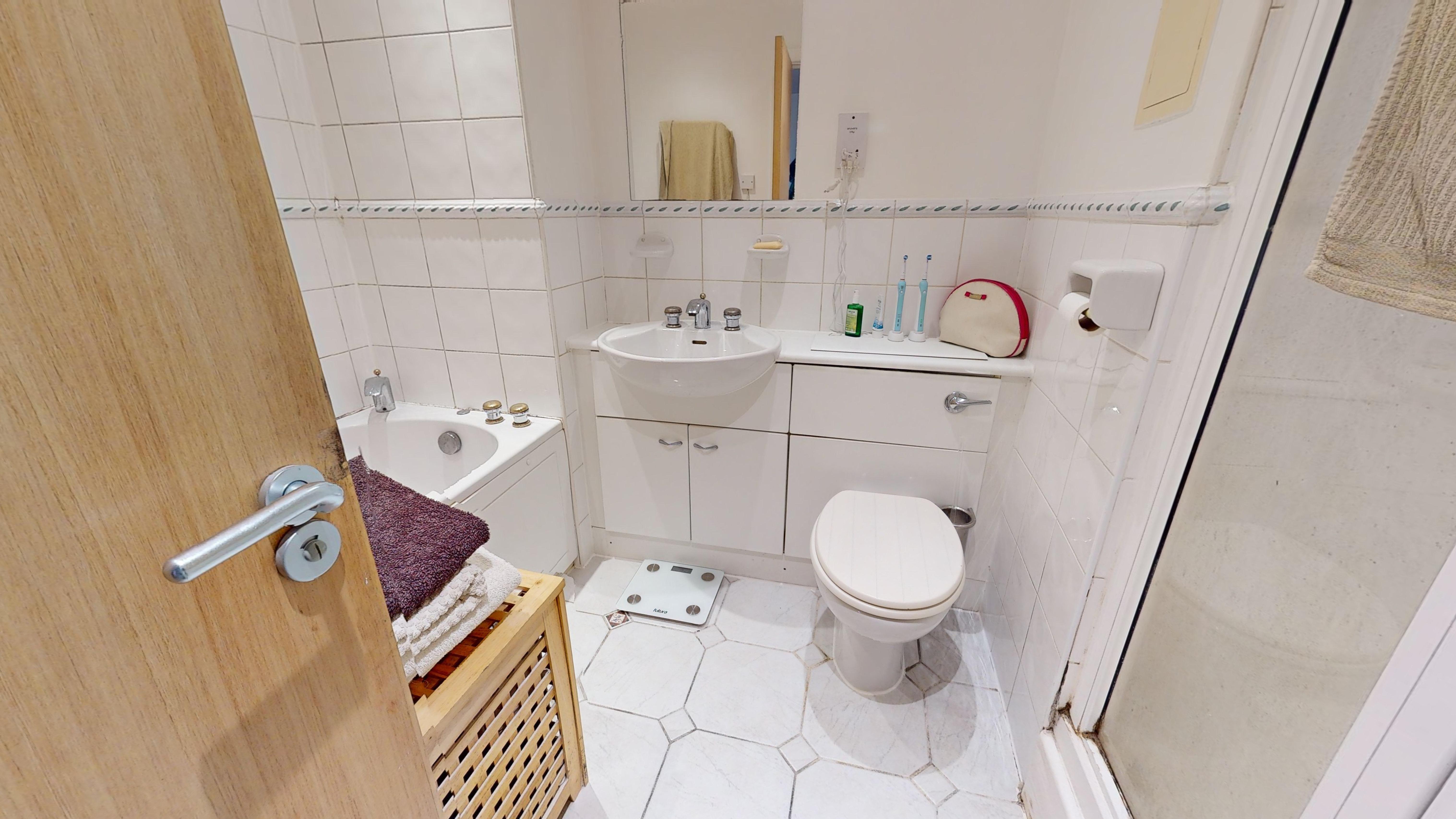 Flat 254 Berglen Court, 7 Branch Road, Canary Wharf, London, E14 7JZ