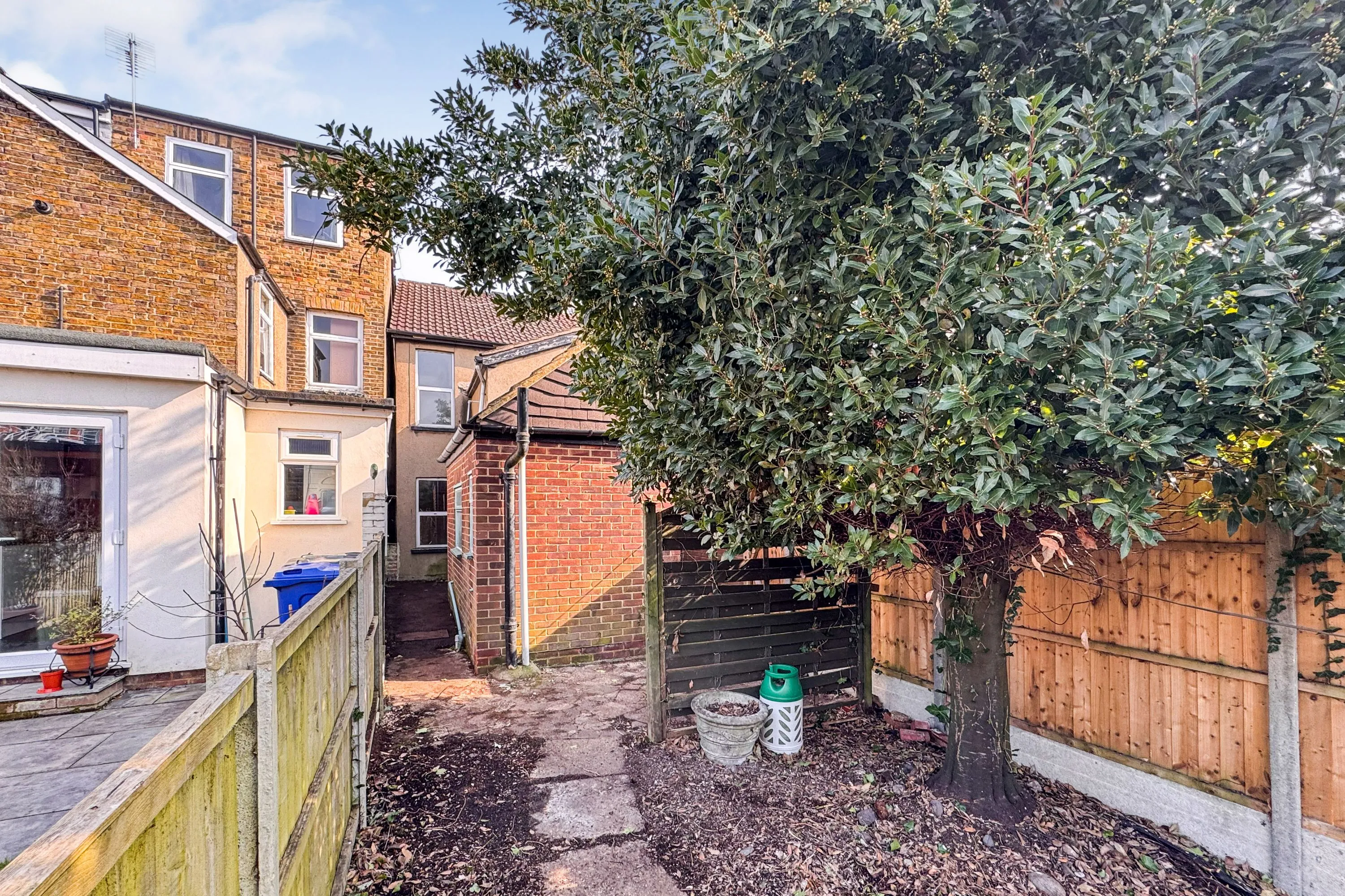 58 New Road, The Causeway, Staines, TW18 3DA