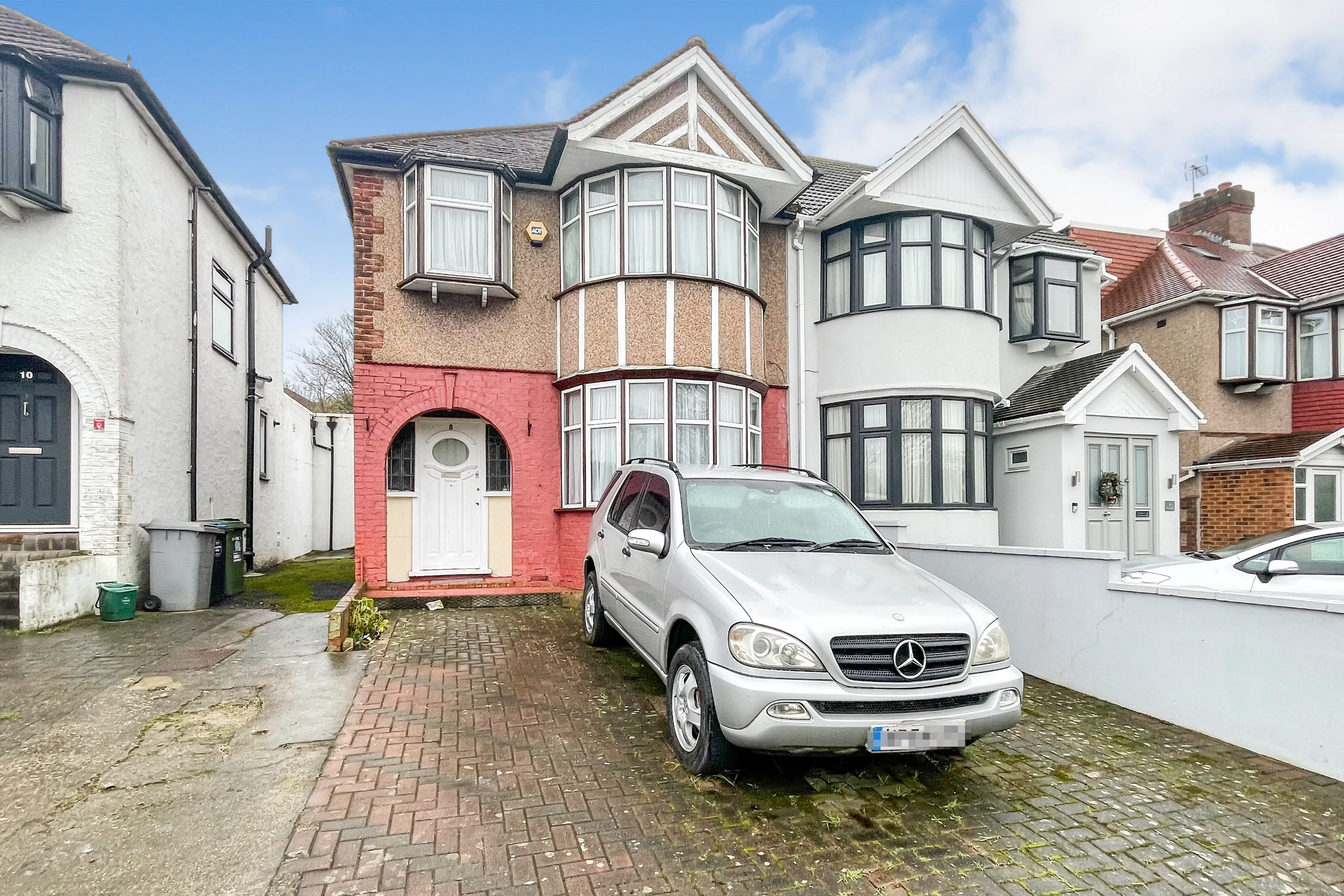 8 Roe Green, London, NW9 0NY