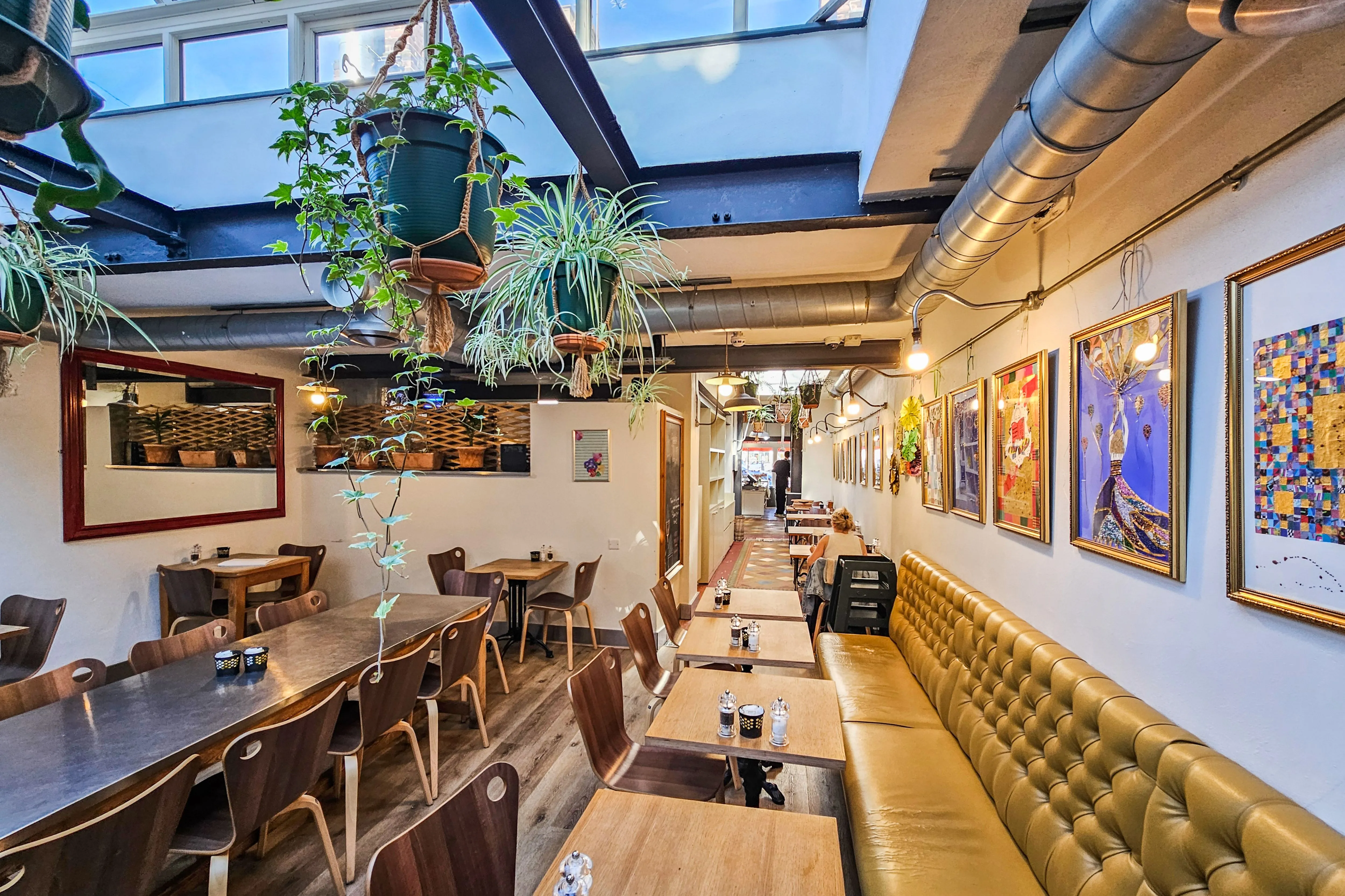 43 Crouch End Broadway, London N8 8DT