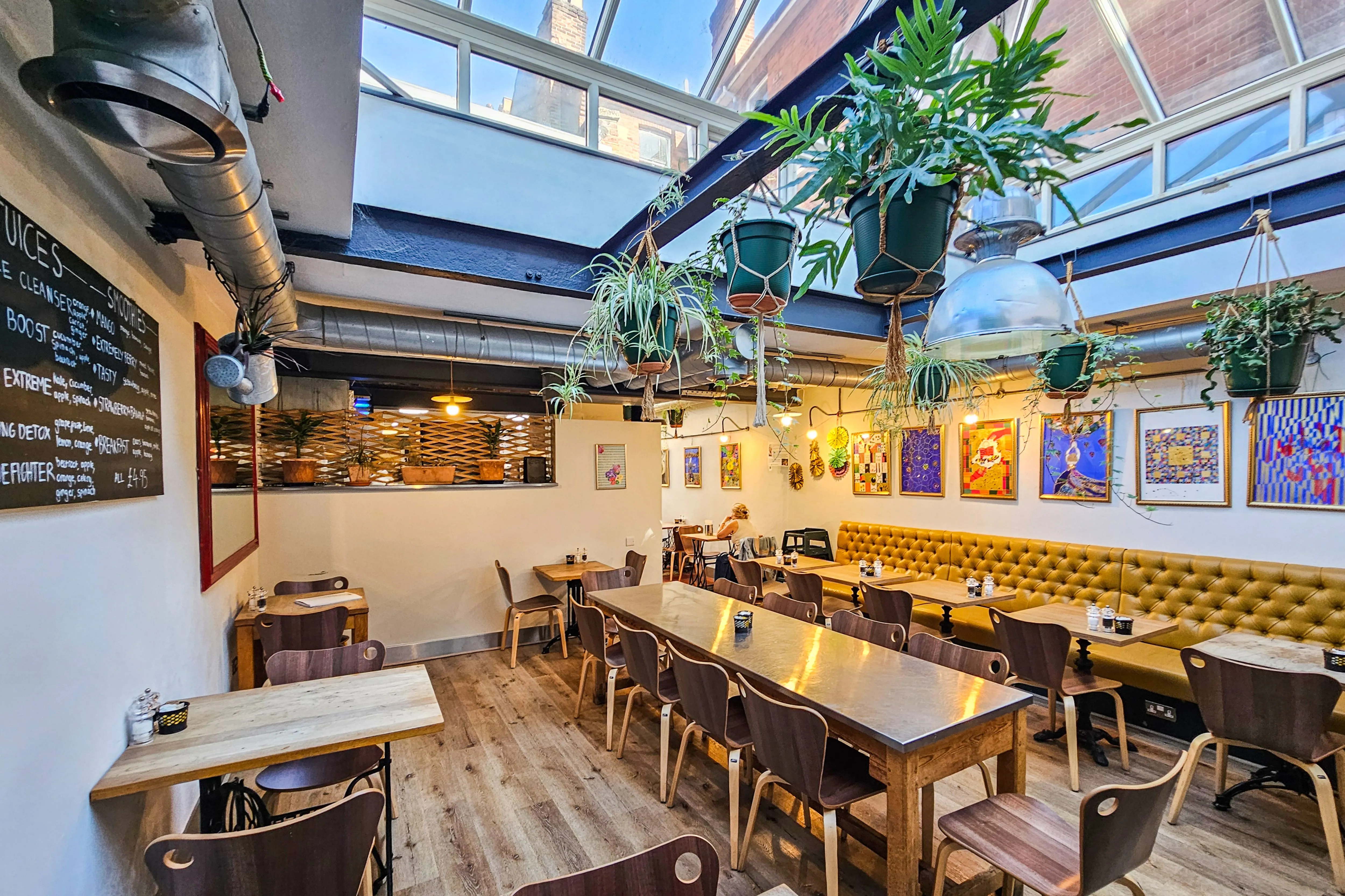 43 Crouch End Broadway, London N8 8DT