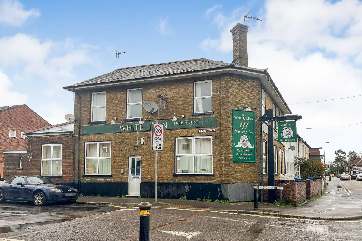 White Lion Public House, 20 Lower Farnham Road, Aldershot GU12 4EA