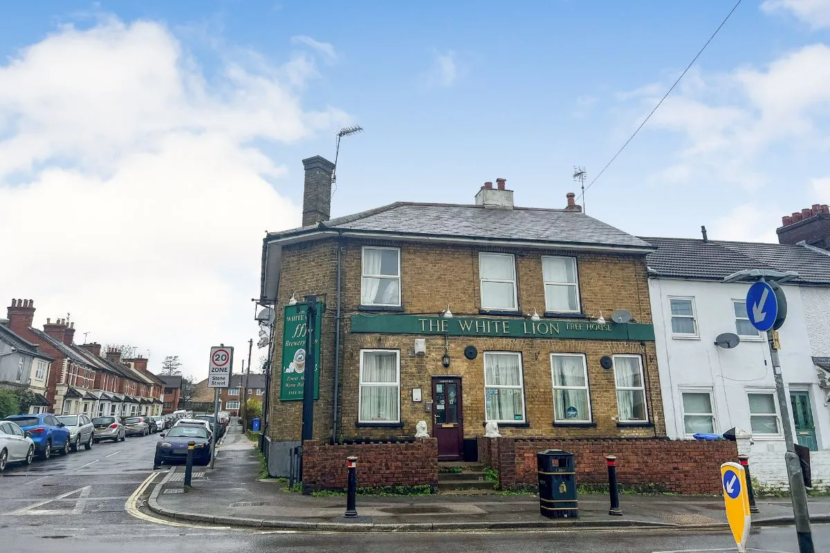 White Lion Public House, 20 Lower Farnham Road, Aldershot GU12 4EA