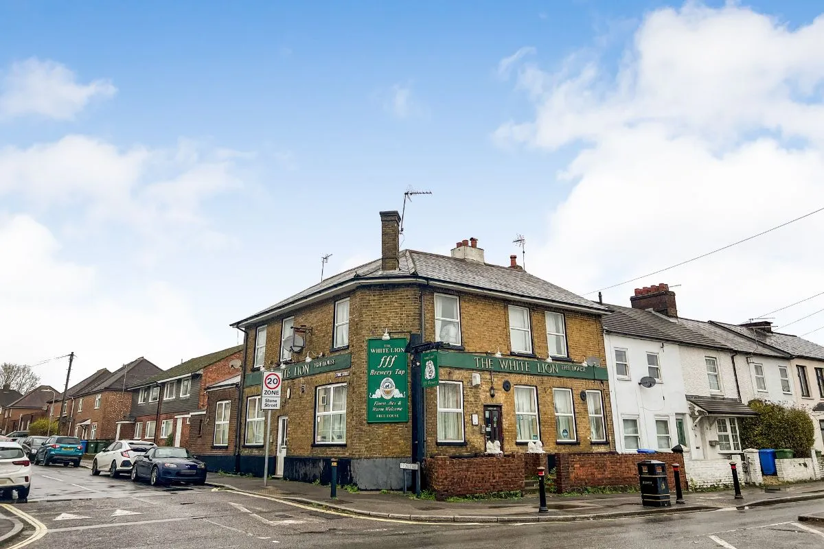White Lion Public House, 20 Lower Farnham Road, Aldershot GU12 4EA