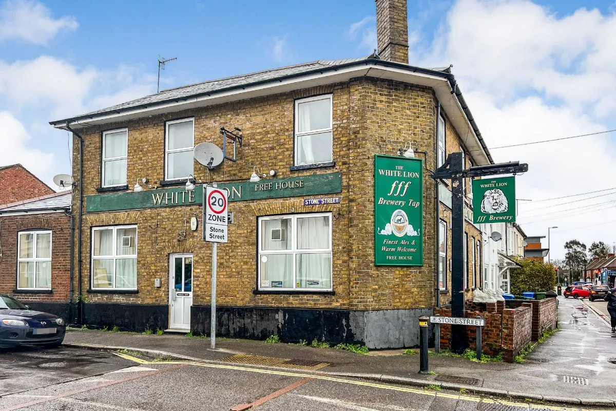 White Lion Public House, 20 Lower Farnham Road, Aldershot GU12 4EA