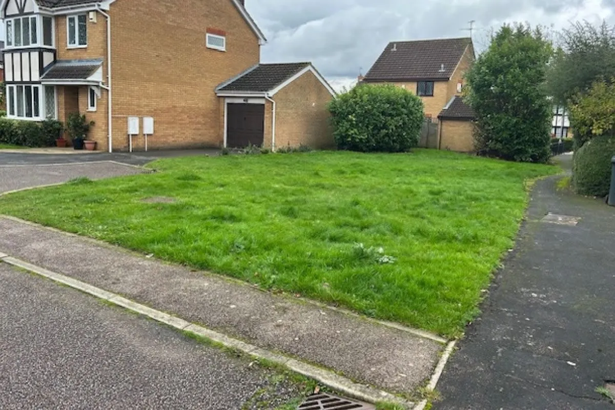 Land adjacent 2 Shackleton Way, Leavesden, Abbots Langley, WD5 0TJ