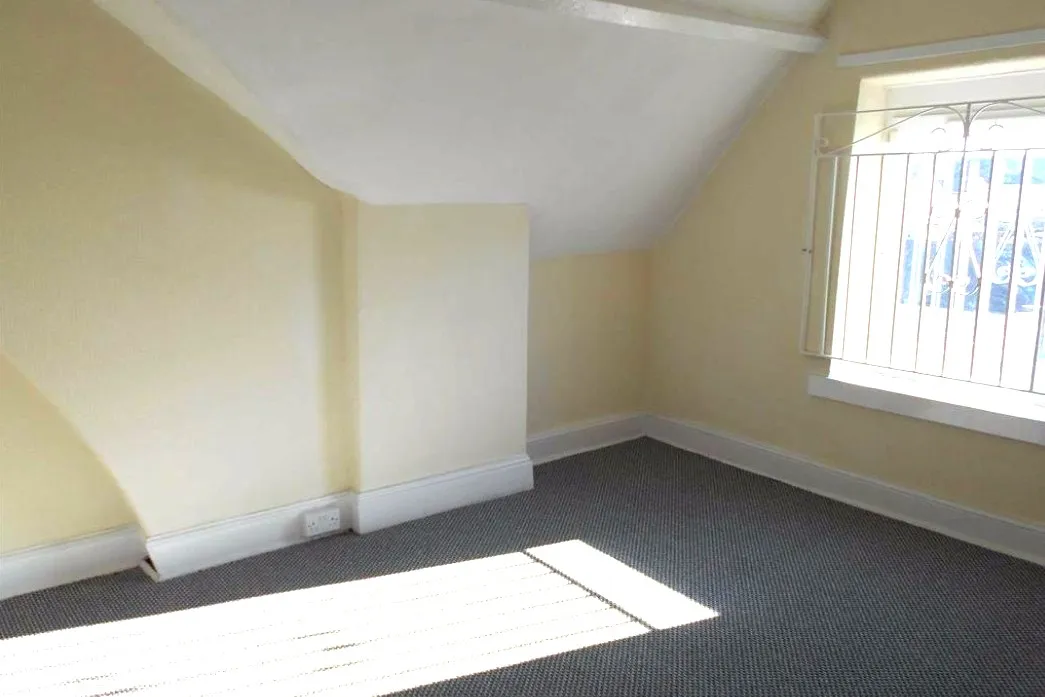 172 Holton Road, Barry, Wales CF63 4HN