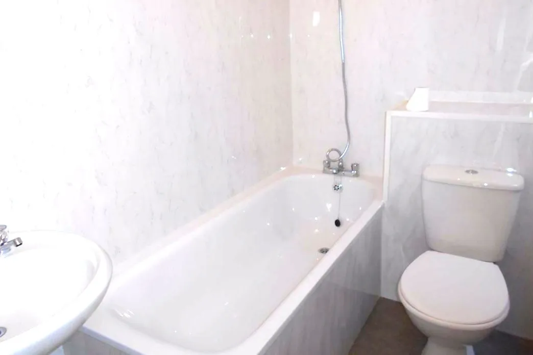 172 Holton Road, Barry, Wales CF63 4HN