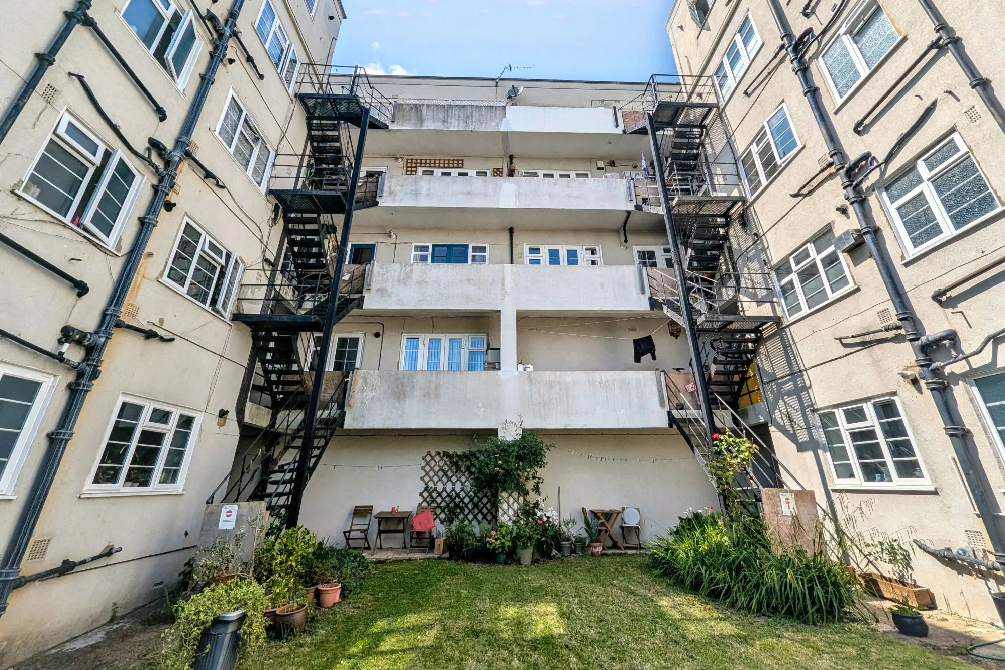 12a Cintra Court, Patterson Road, London SE19 2LB