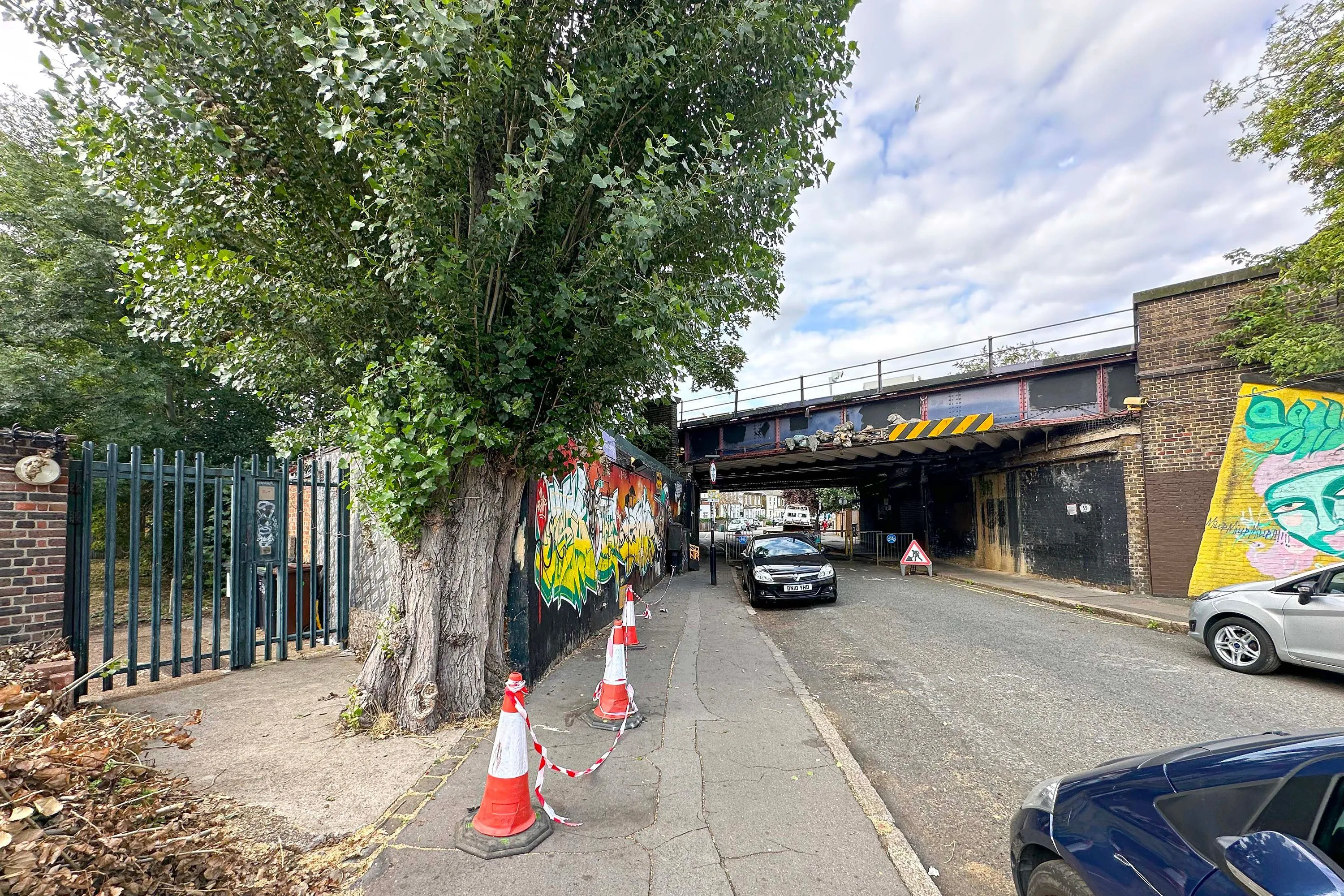 Lock up premises and land, Dagnall Park, Selhurst, London, SE25 6NS
