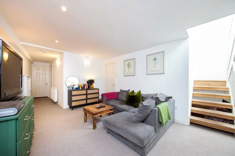1A Salisbury Pavement, Dawes Road, London SW6 7HT