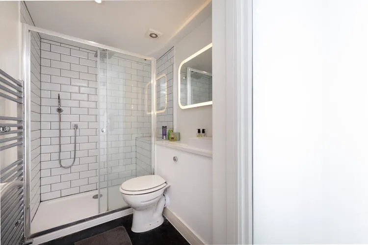1A Salisbury Pavement, Dawes Road, London SW6 7HT