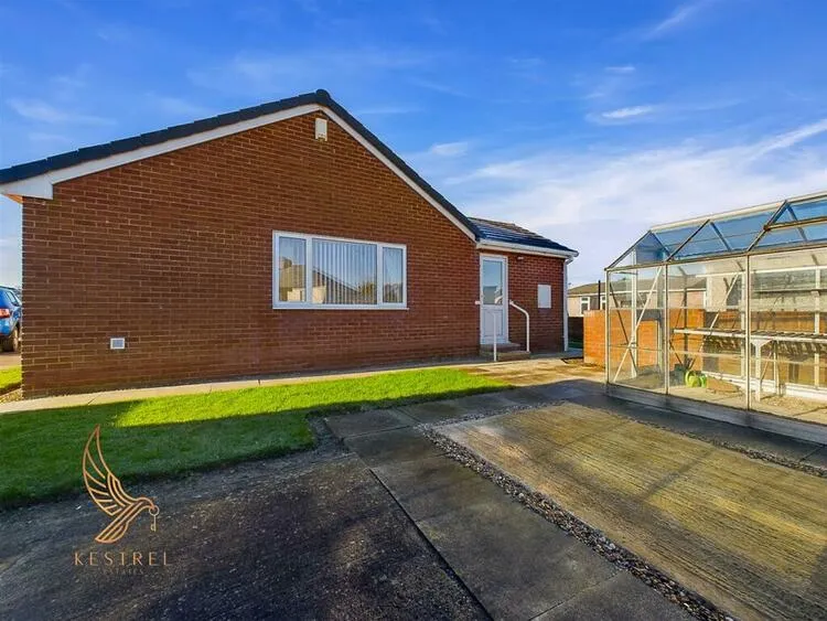 30 Hill Top Estate, South Kirkby, Pontefract WF9 3EW